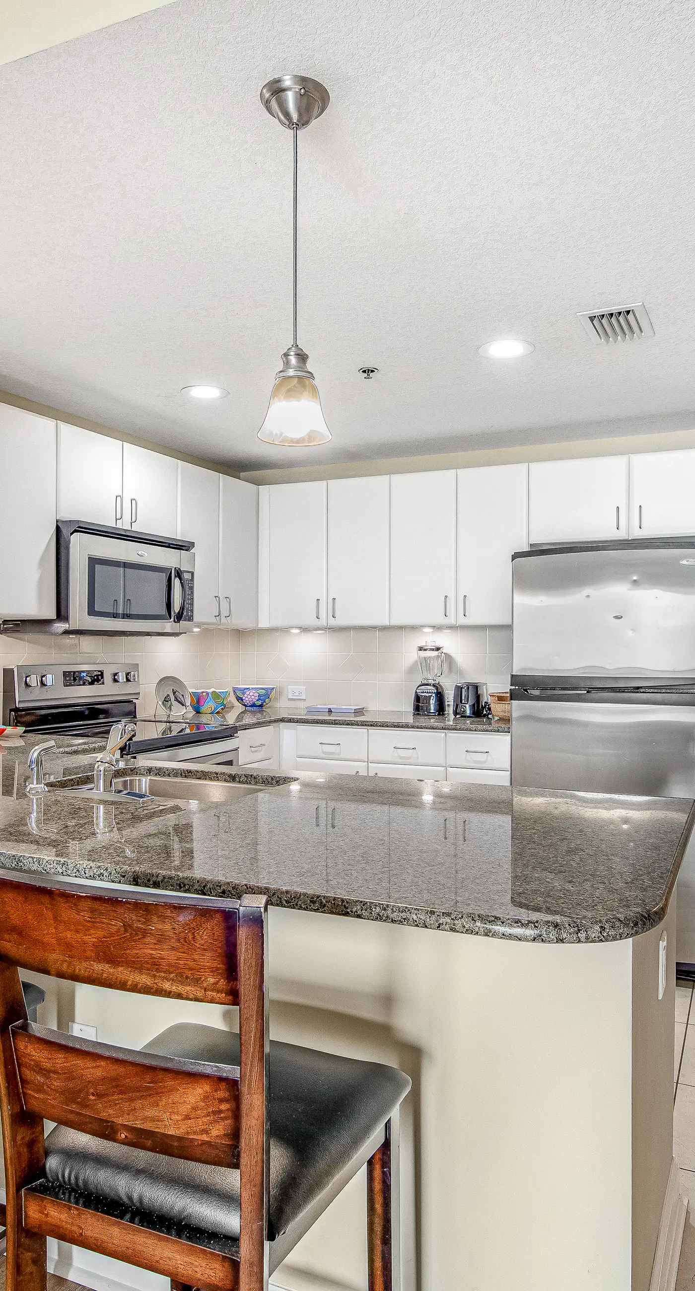 15th-floor Gulf-front condo with beach view, balcony, heated pool, hot tub & gym