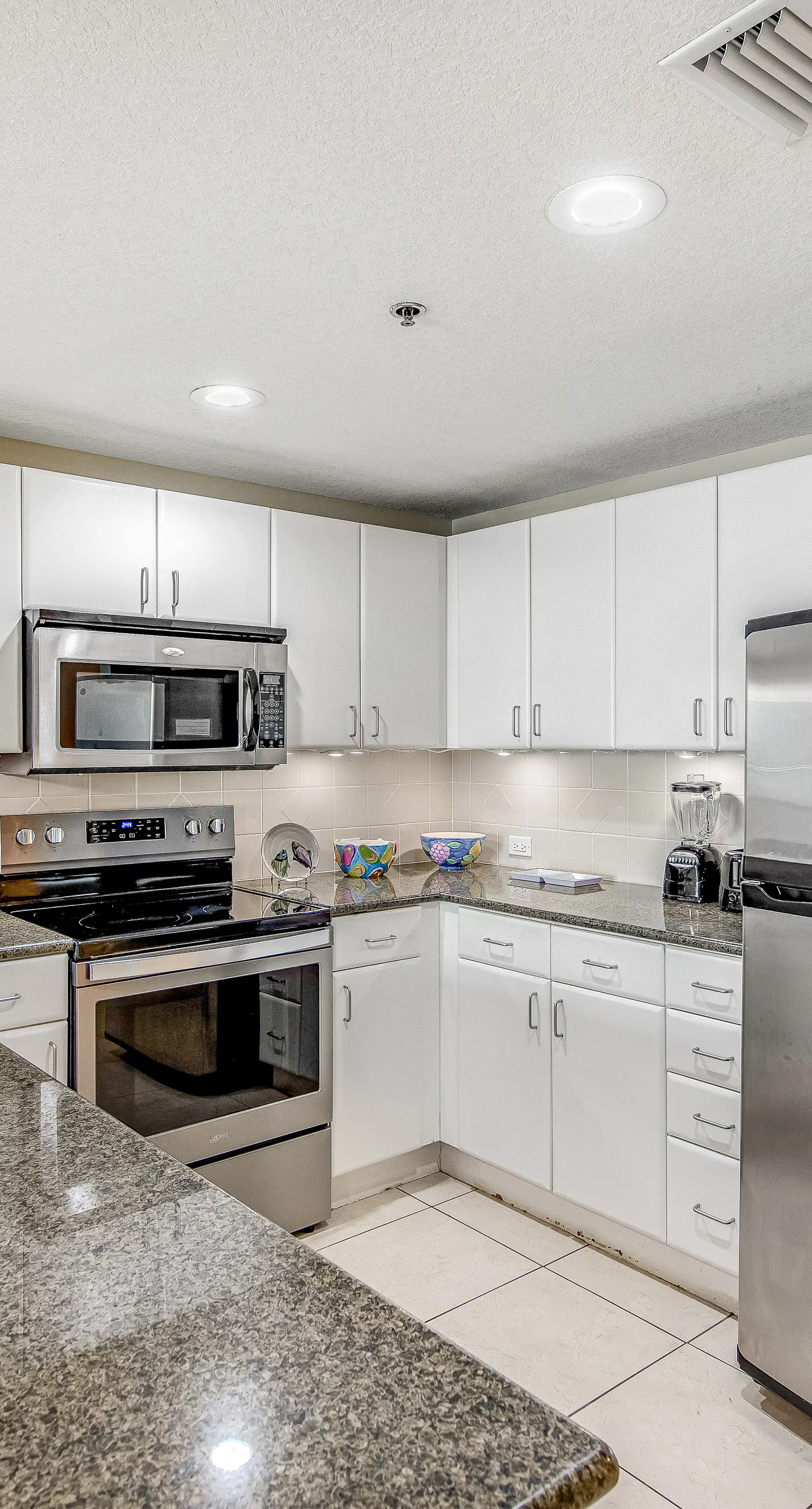 15th-floor Gulf-front condo with beach view, balcony, heated pool, hot tub & gym
