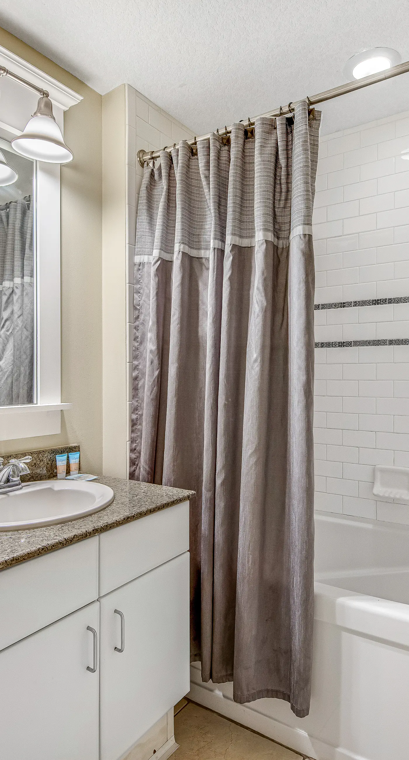 15th-floor Gulf-front condo with beach view, balcony, heated pool, hot tub & gym