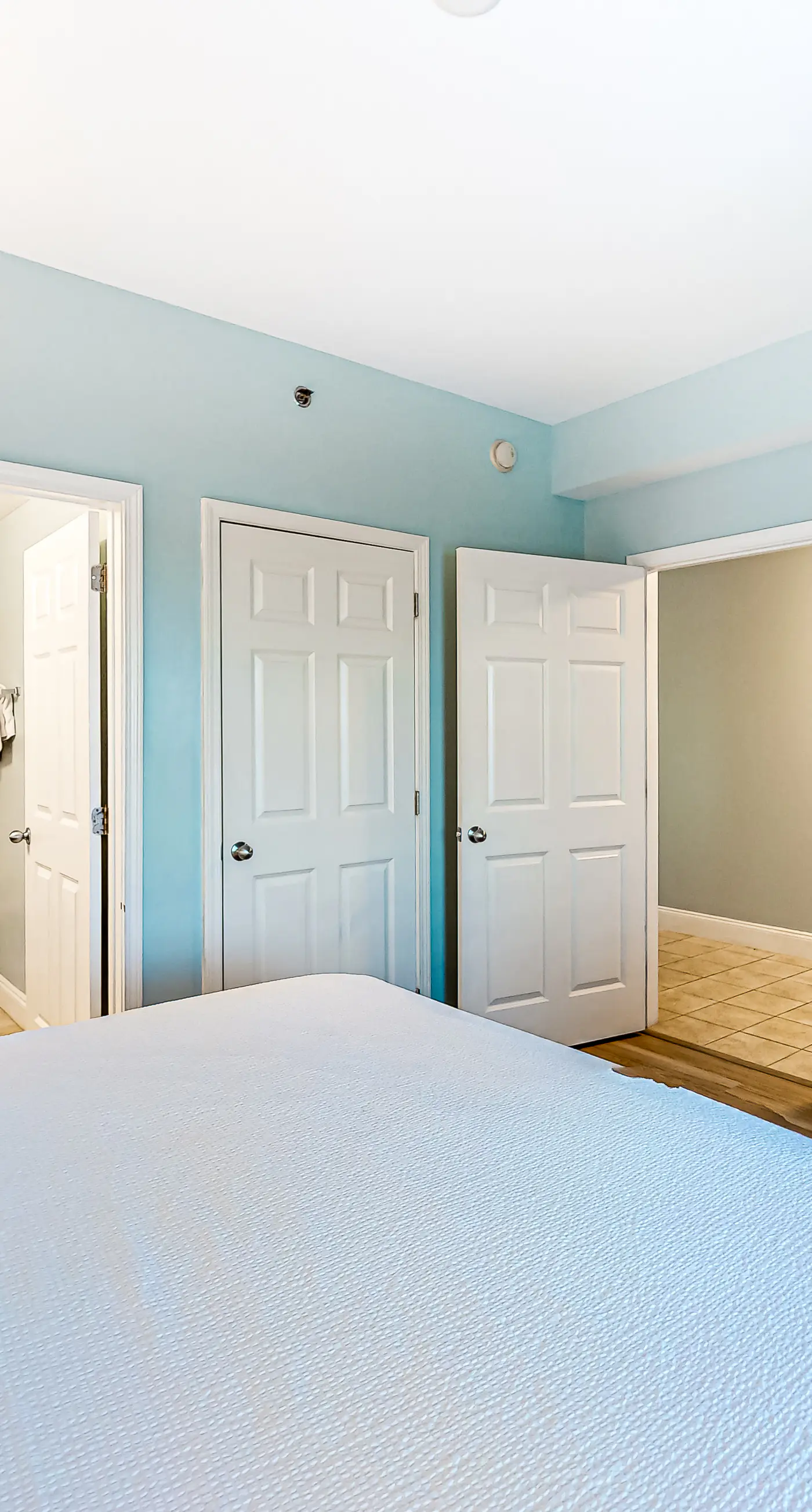 Resort condo rental w/shared hot tub, resort pools, and fitness center