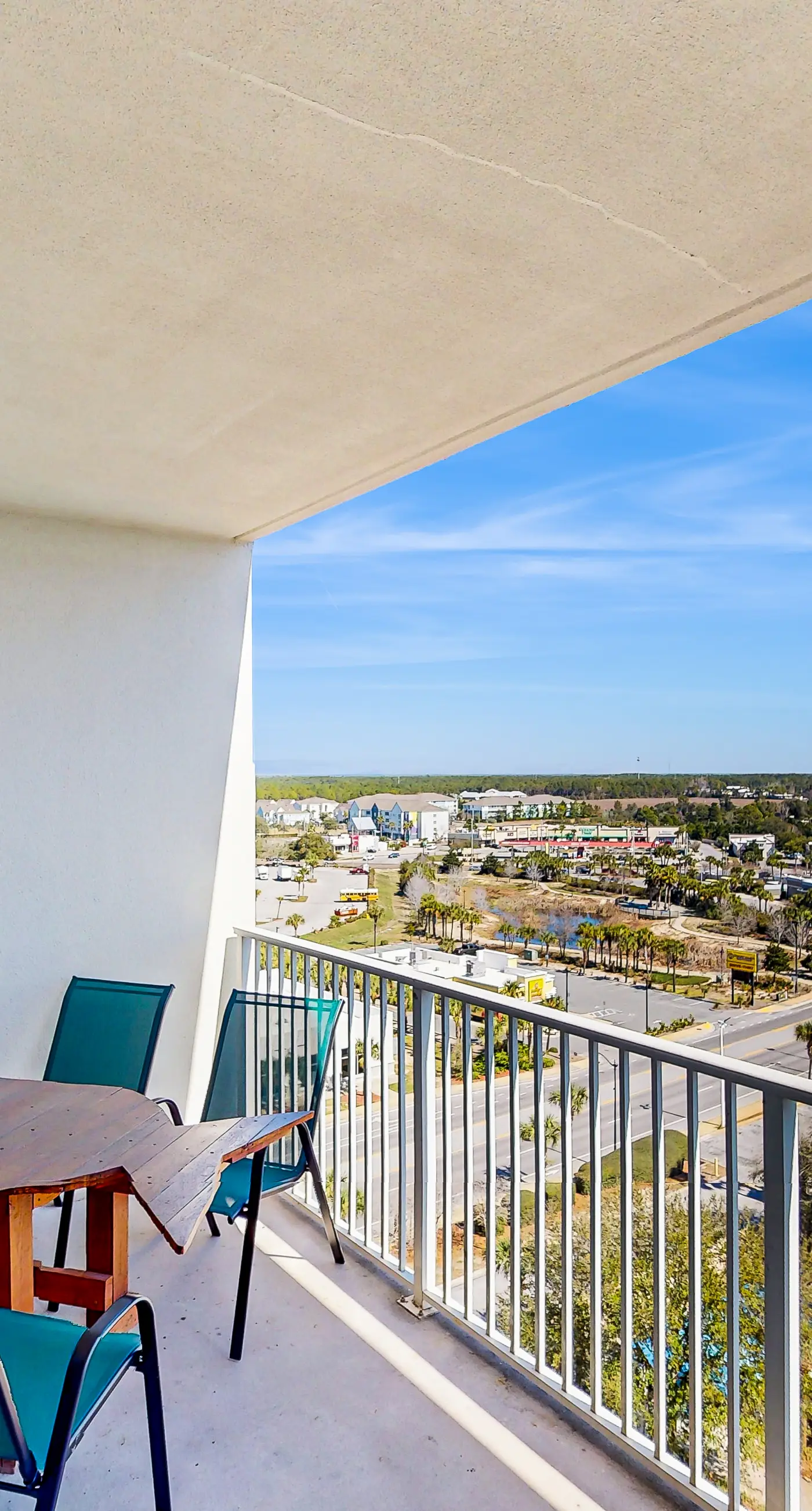 Beachview Condo with full kitchen, shared pool and beach access