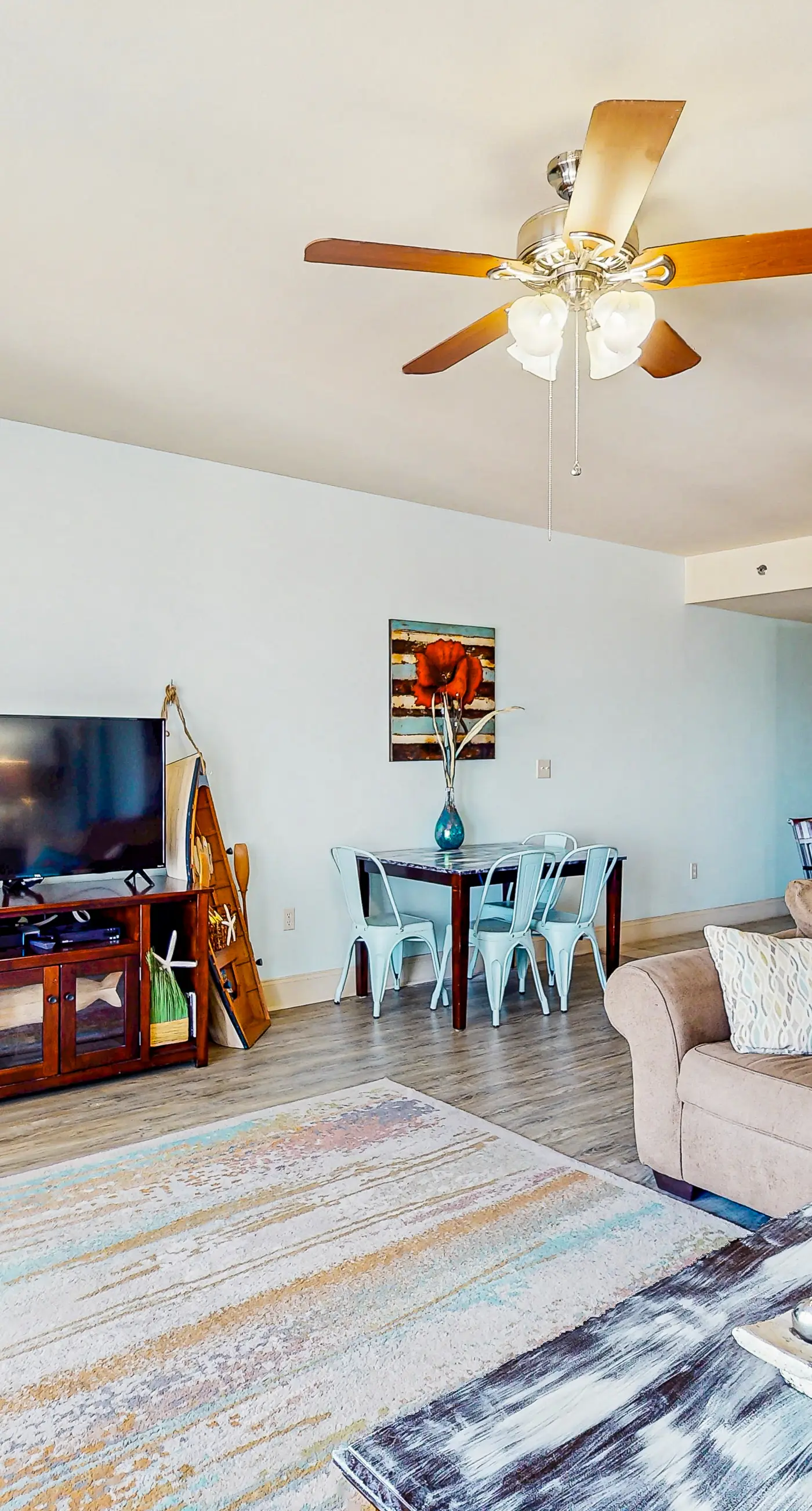 Beachview Condo with full kitchen, shared pool and beach access
