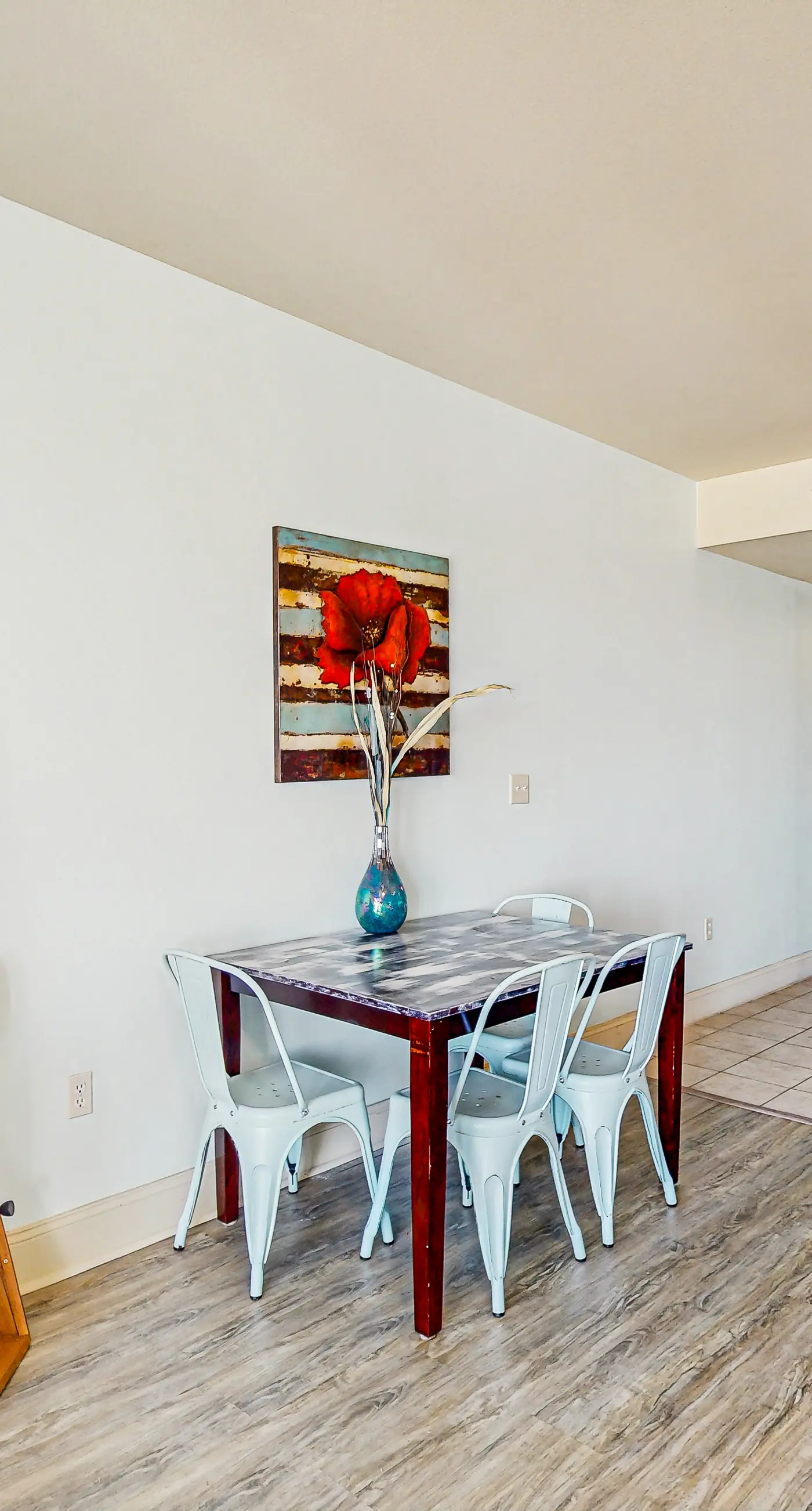Beachview Condo with full kitchen, shared pool and beach access