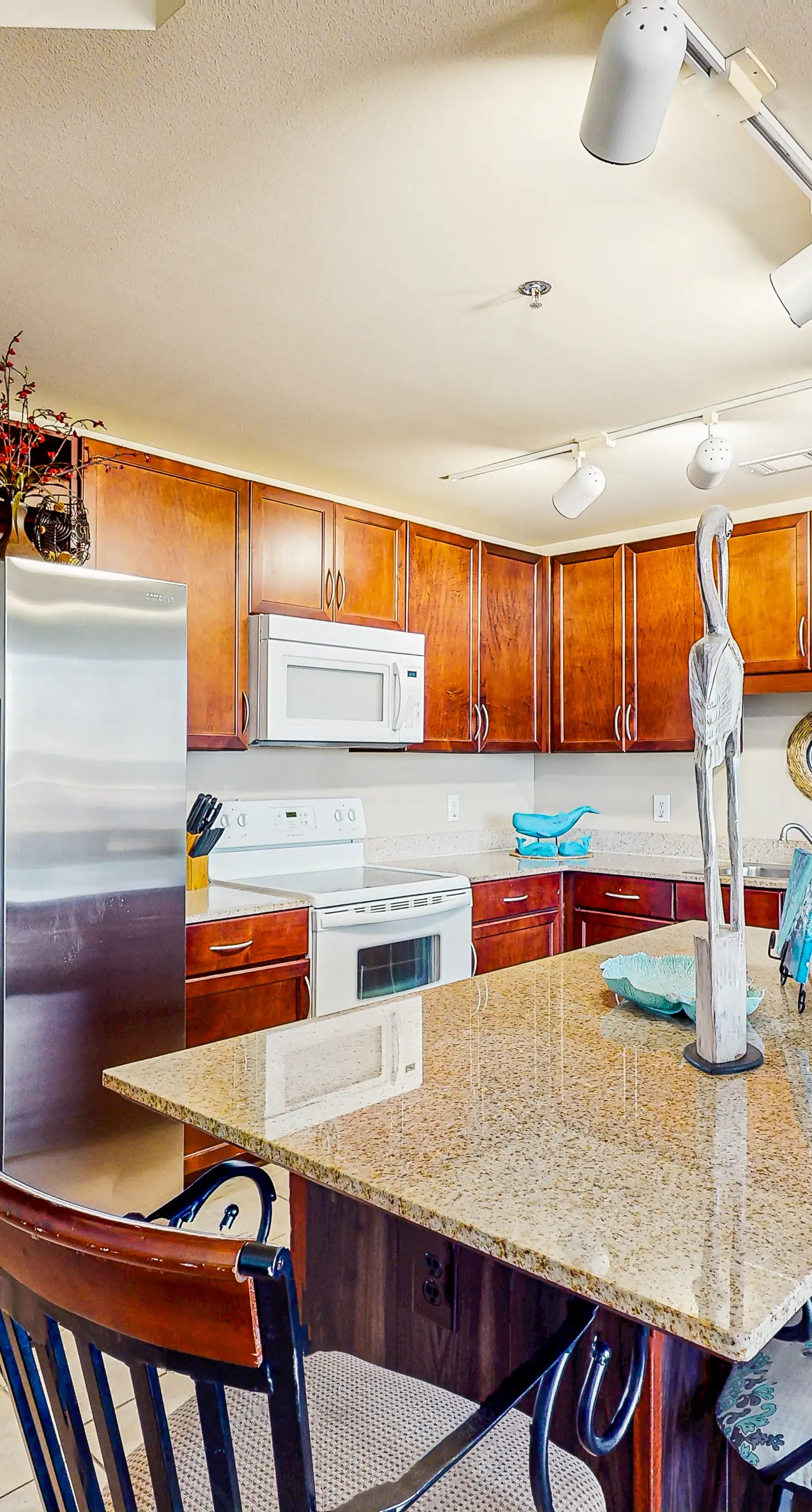 Beachview Condo with full kitchen, shared pool and beach access