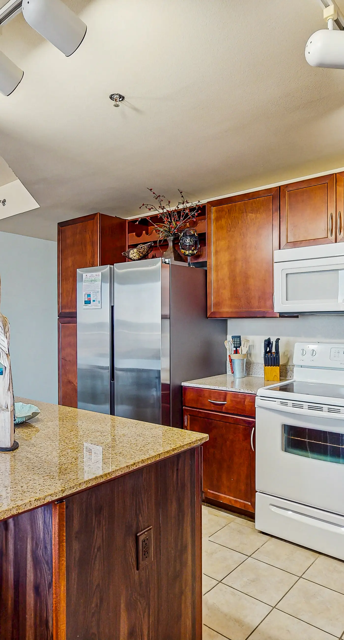 Beachview Condo with full kitchen, shared pool and beach access