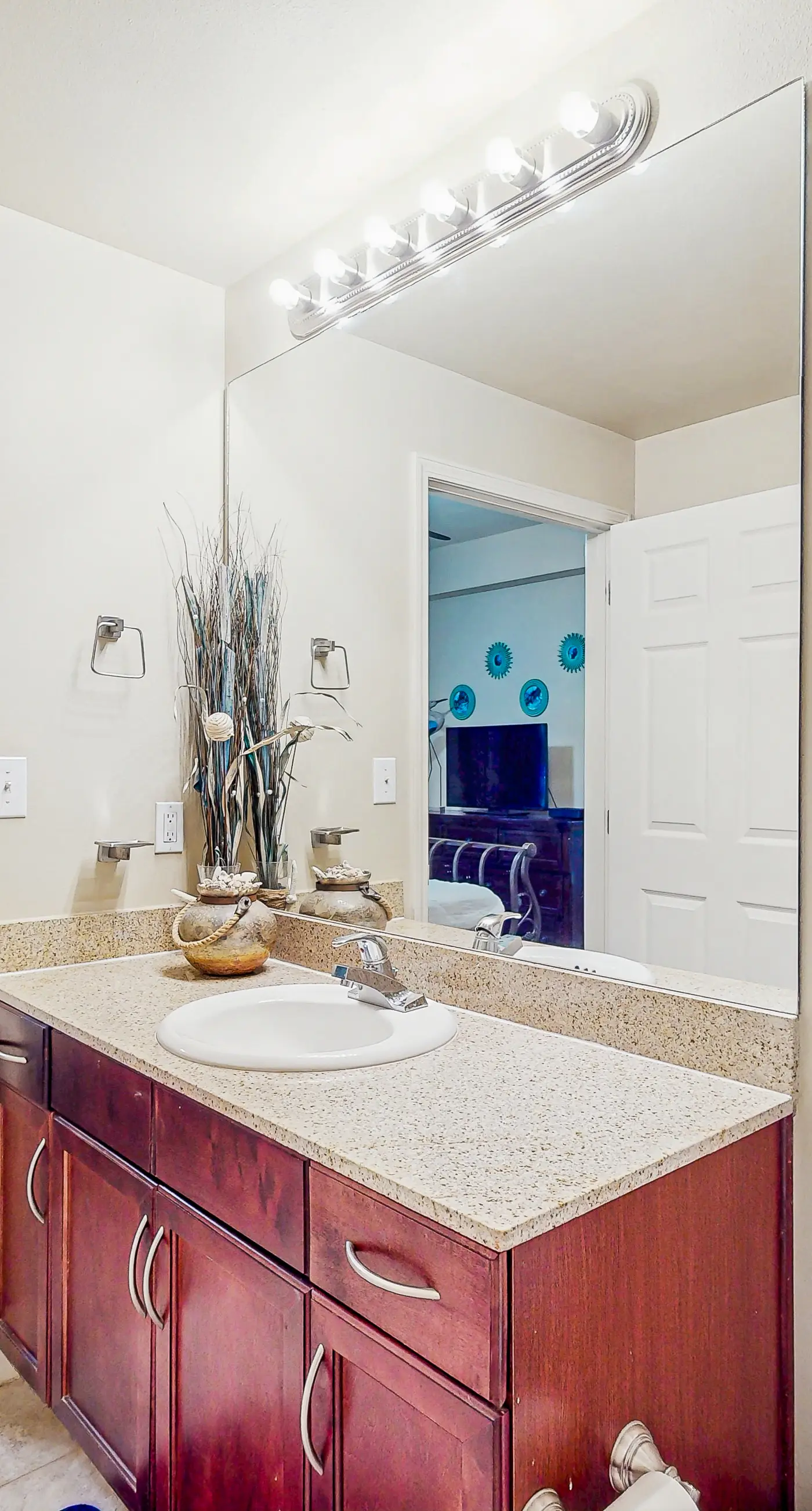 Beachview Condo with full kitchen, shared pool and beach access
