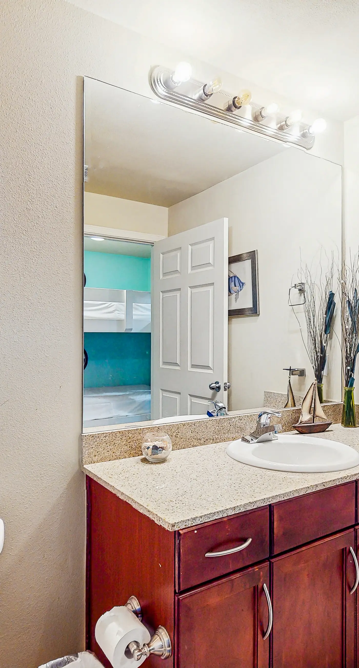 Beachview Condo with full kitchen, shared pool and beach access