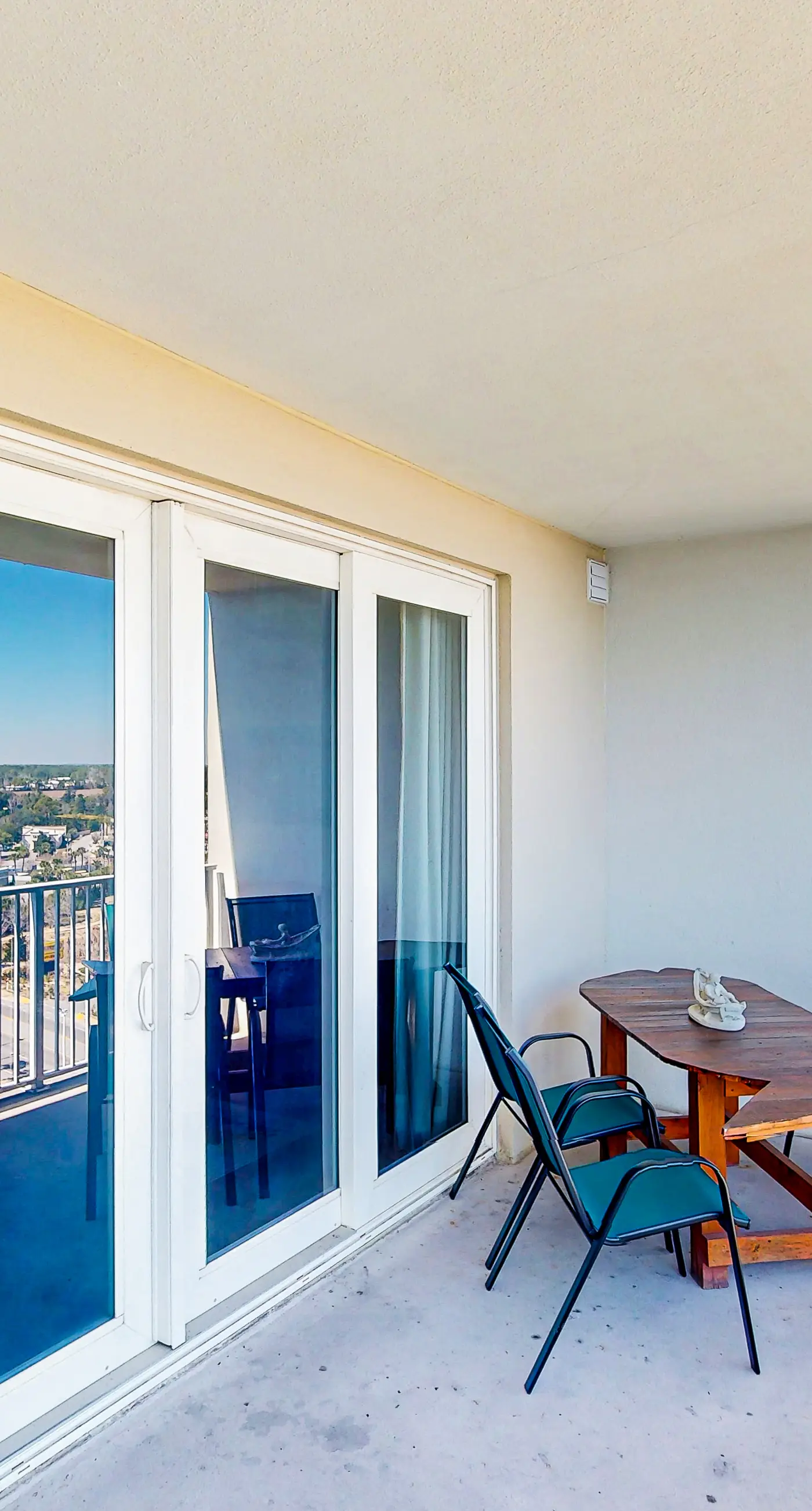 Beachview Condo with full kitchen, shared pool and beach access