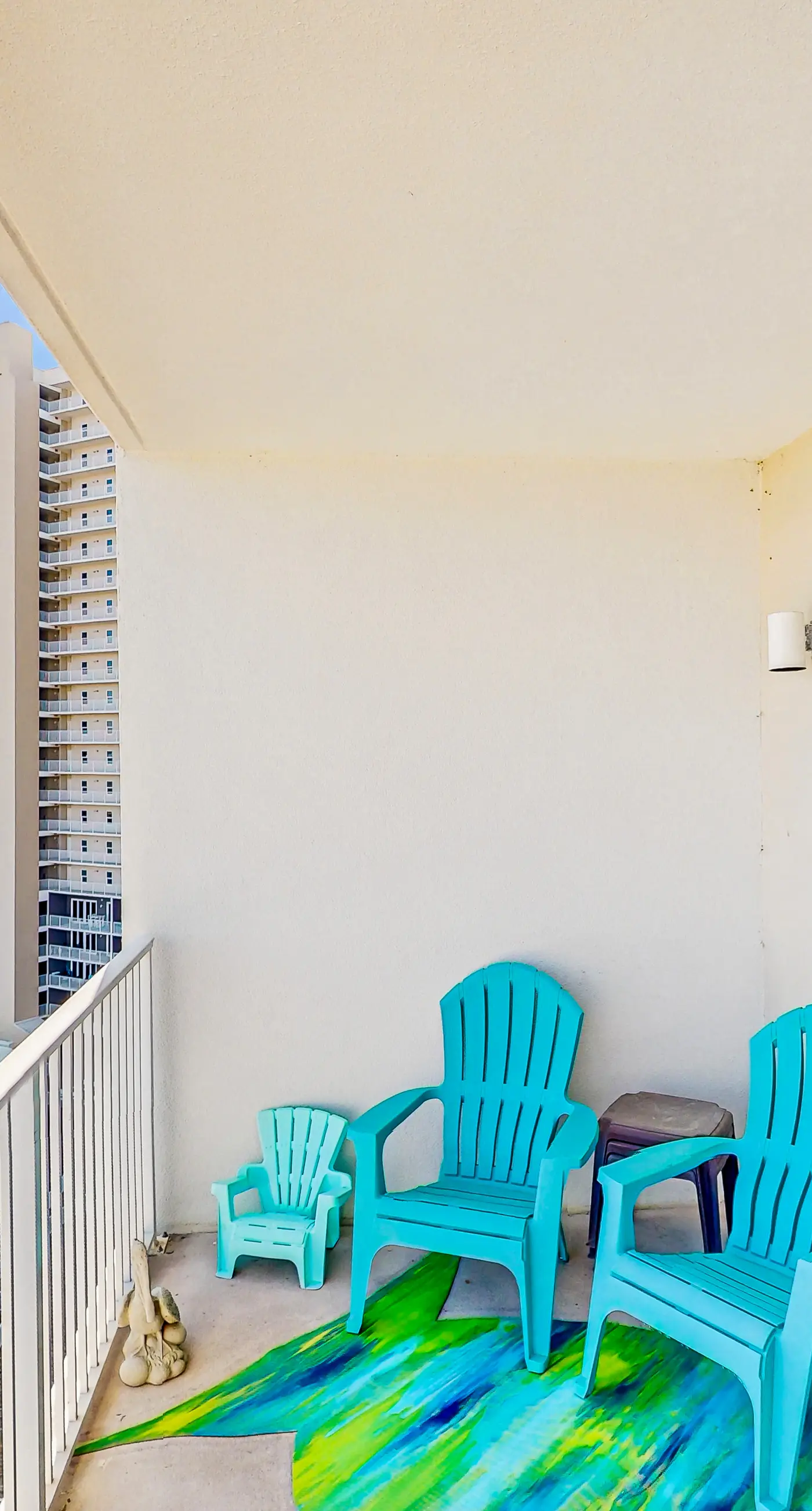 Beachview Condo with full kitchen, shared pool and beach access