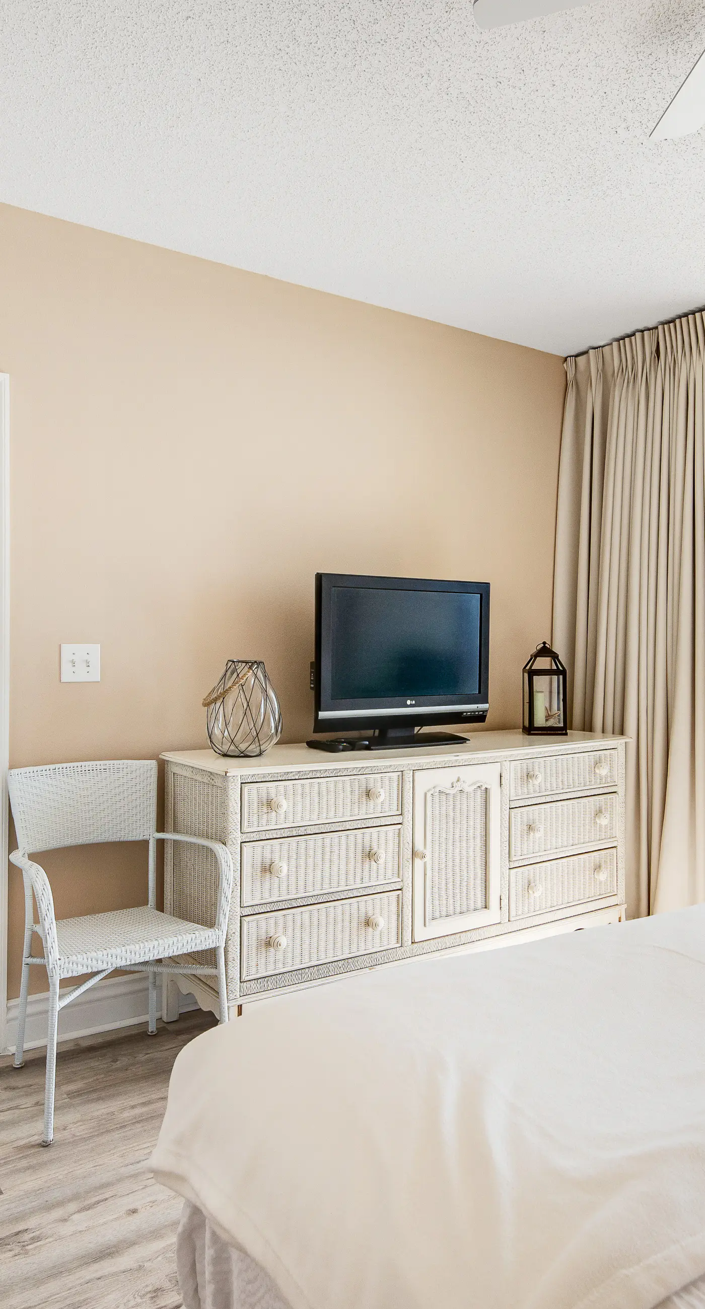 Beachfront condo on 10th floor w/shared pools (4), hot tub, tennis - great views