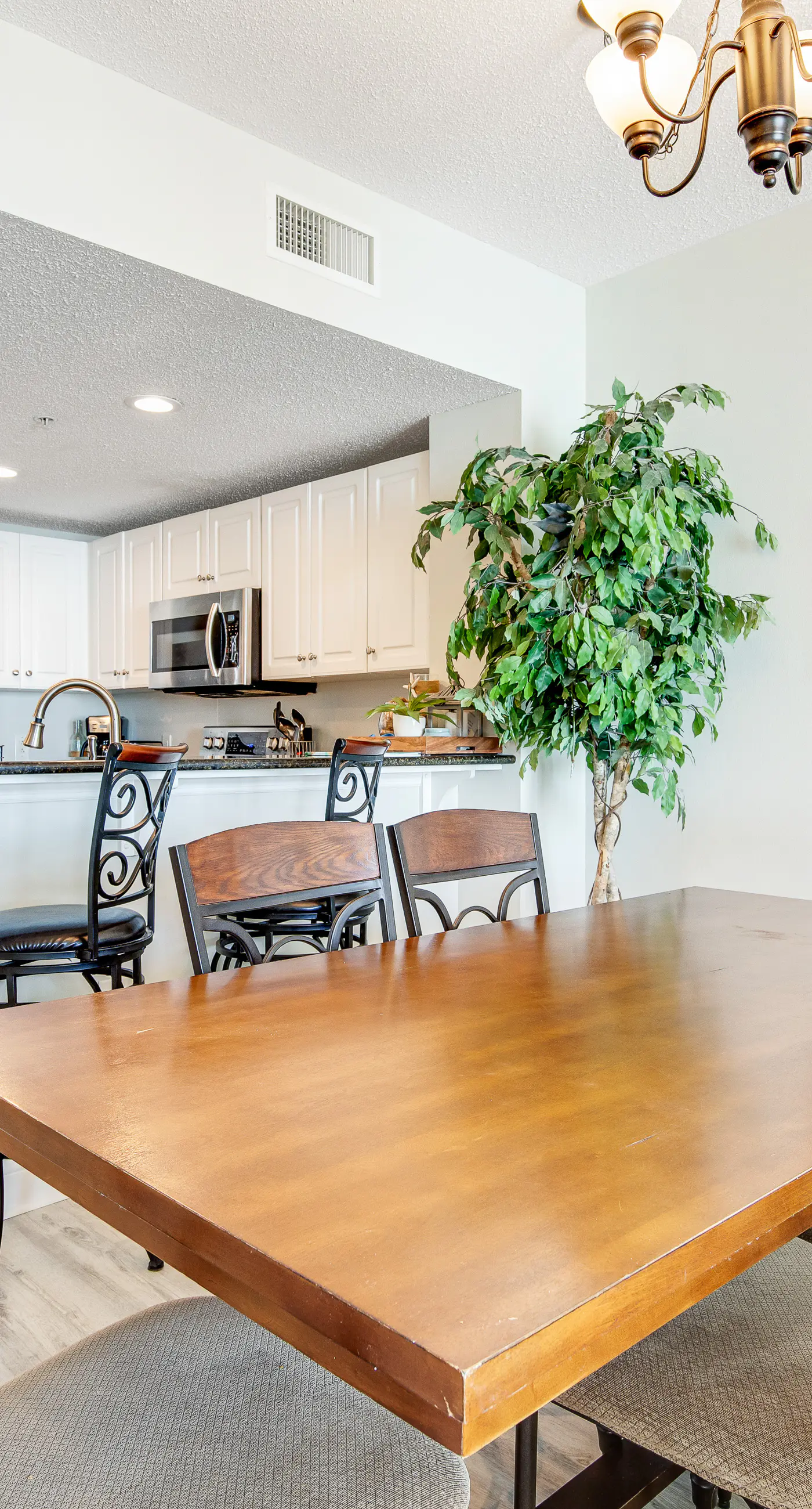 Beachfront condo on 10th floor w/shared pools (4), hot tub, tennis - great views