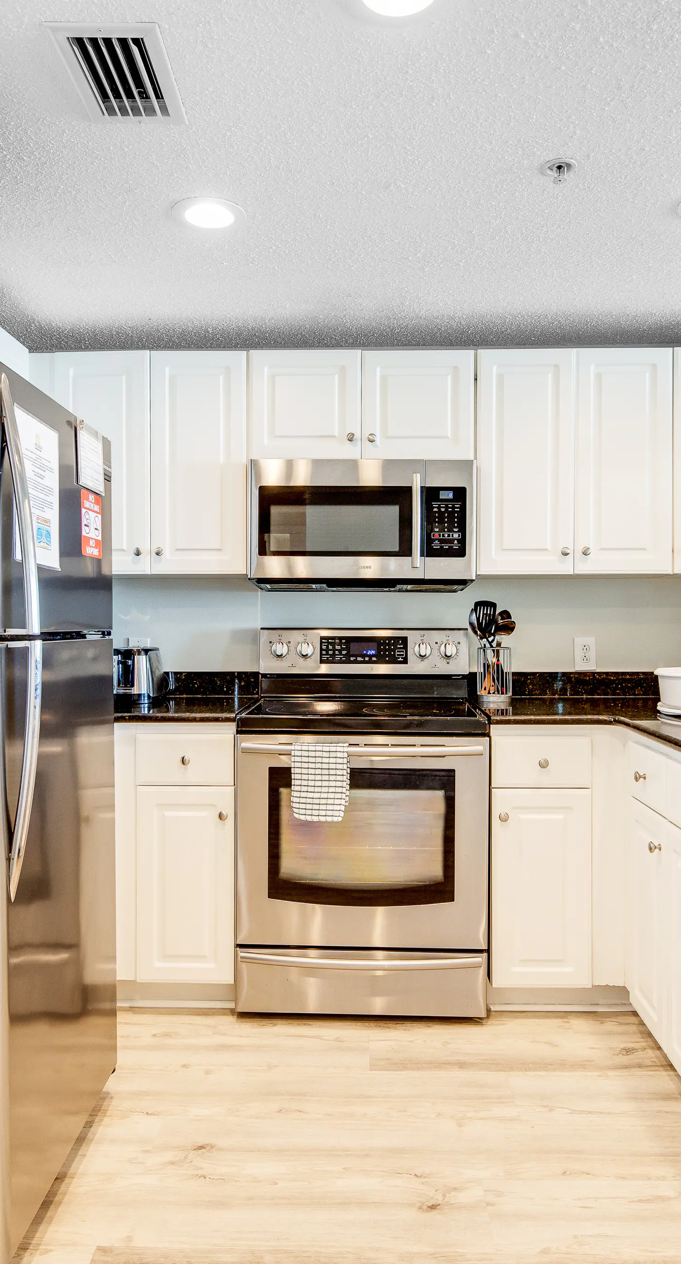 Beachfront condo on 10th floor w/shared pools (4), hot tub, tennis - great views