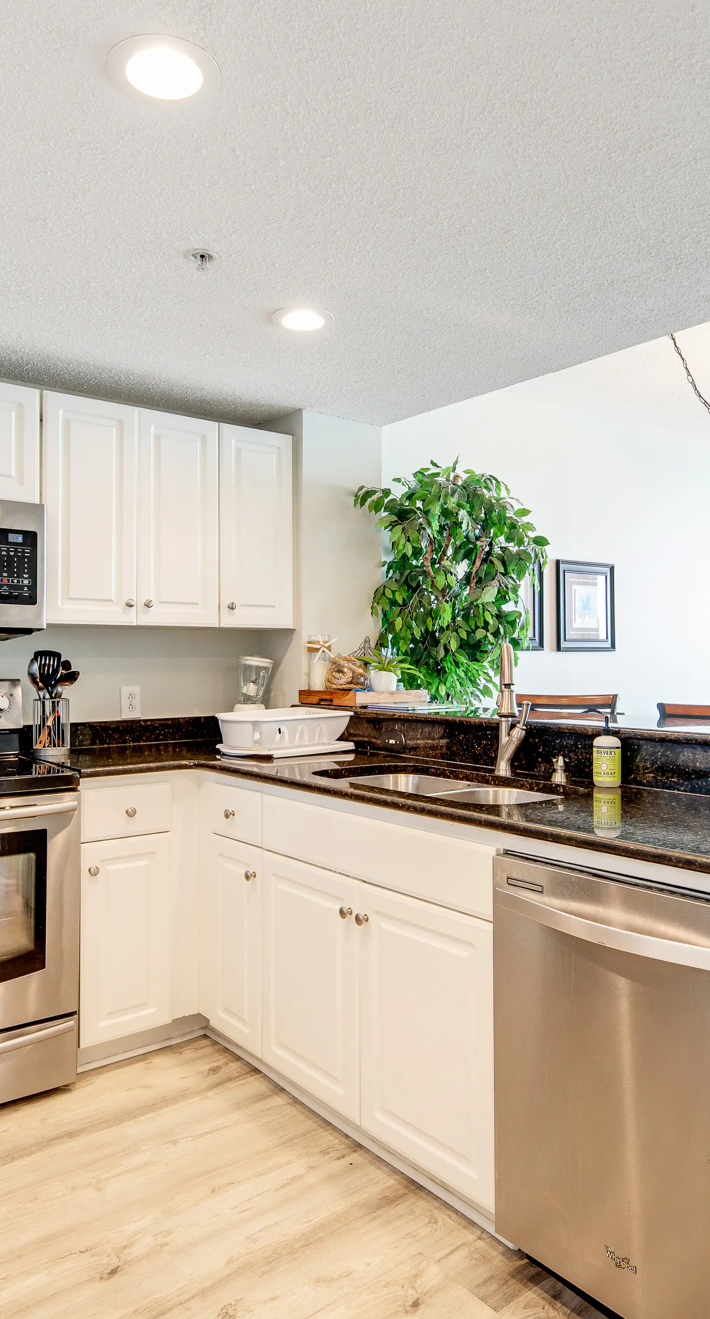 Beachfront condo on 10th floor w/shared pools (4), hot tub, tennis - great views