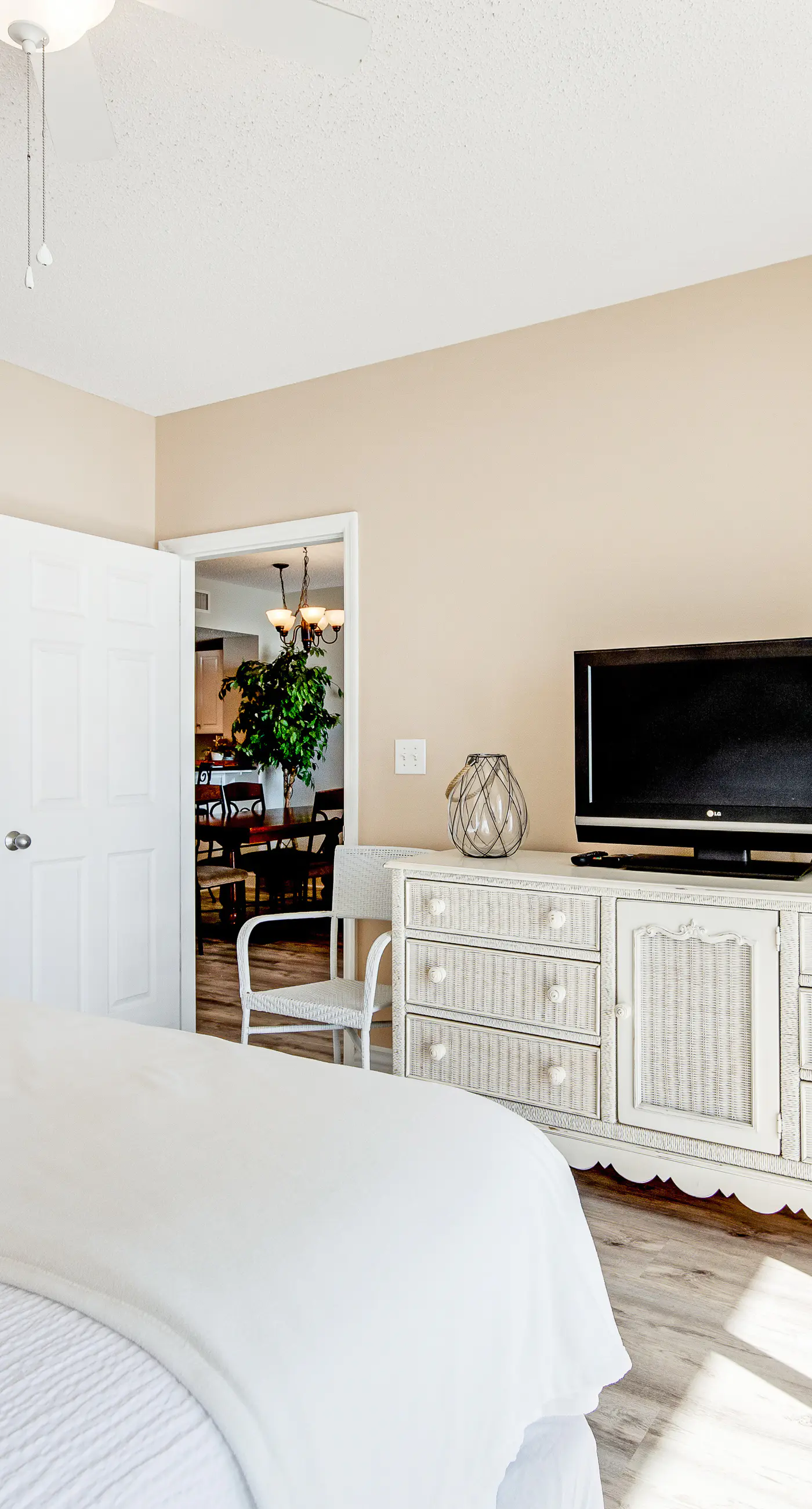 Beachfront condo on 10th floor w/shared pools (4), hot tub, tennis - great views