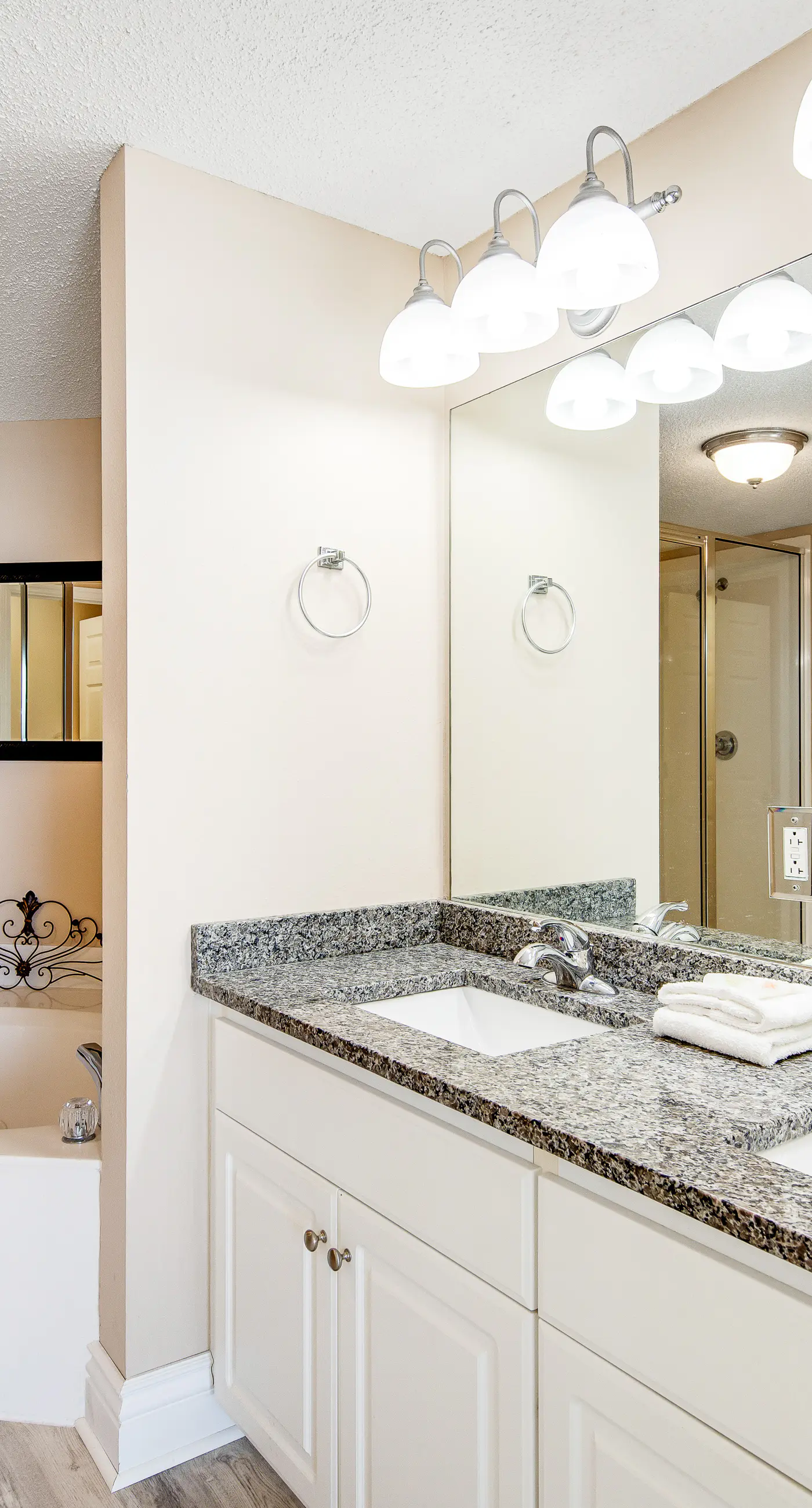 Beachfront condo on 10th floor w/shared pools (4), hot tub, tennis - great views