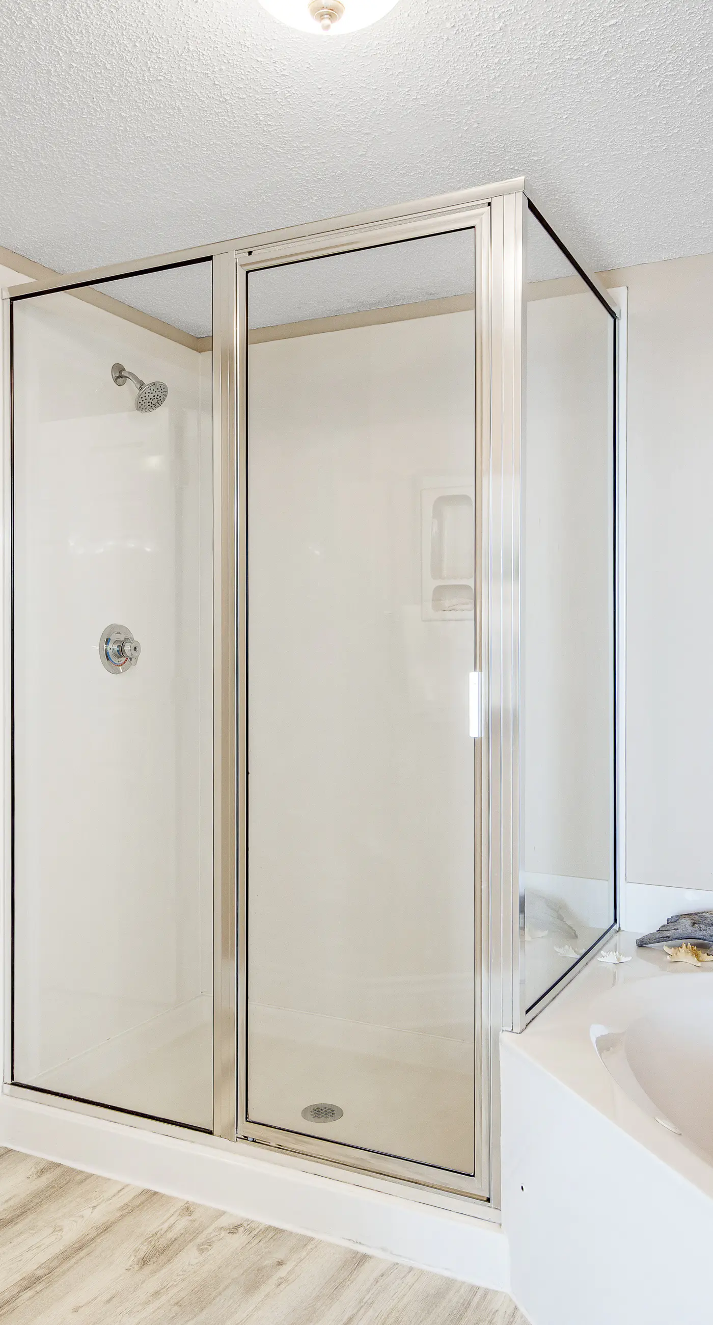 Beachfront condo on 10th floor w/shared pools (4), hot tub, tennis - great views