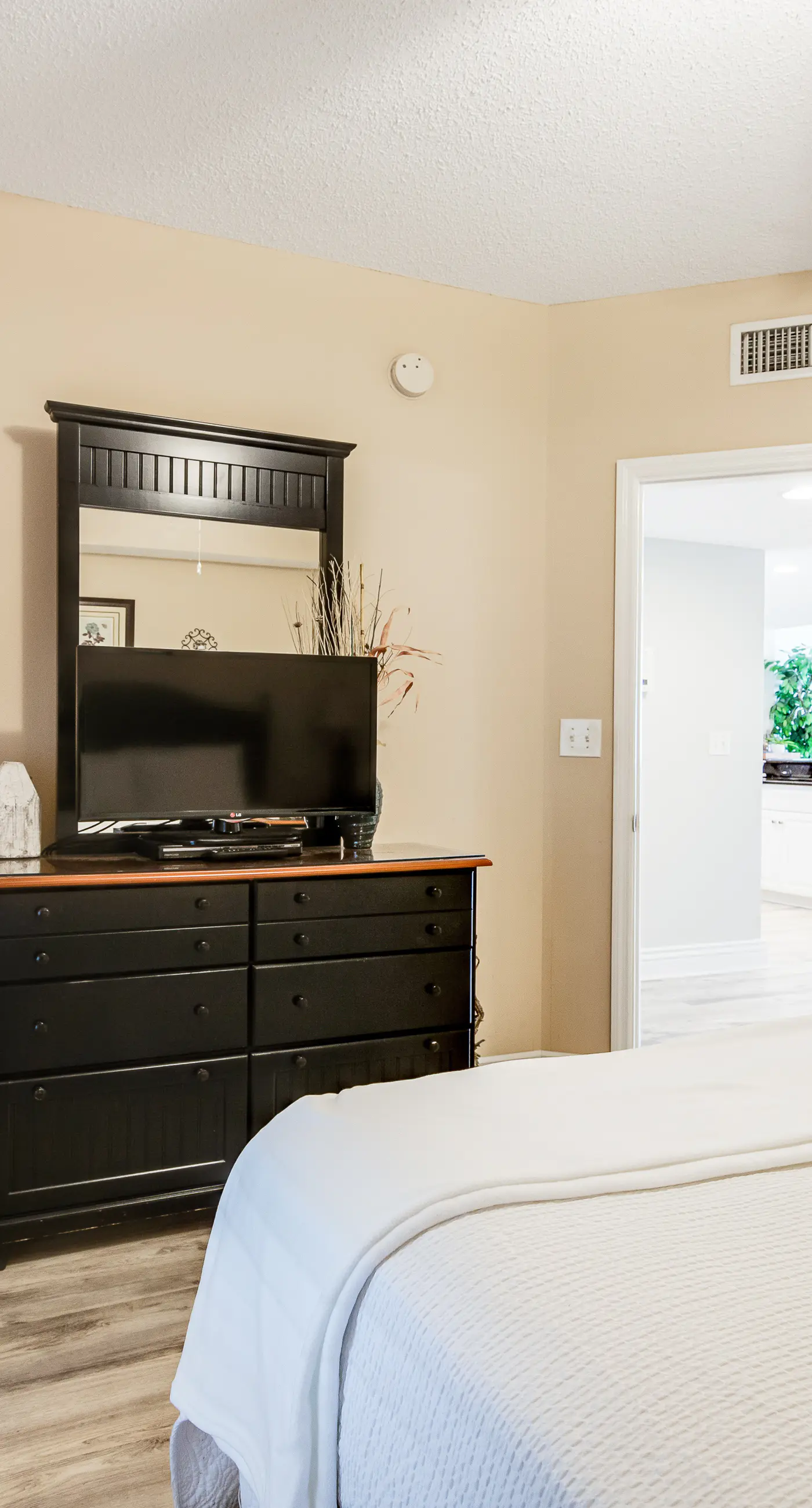 Beachfront condo on 10th floor w/shared pools (4), hot tub, tennis - great views