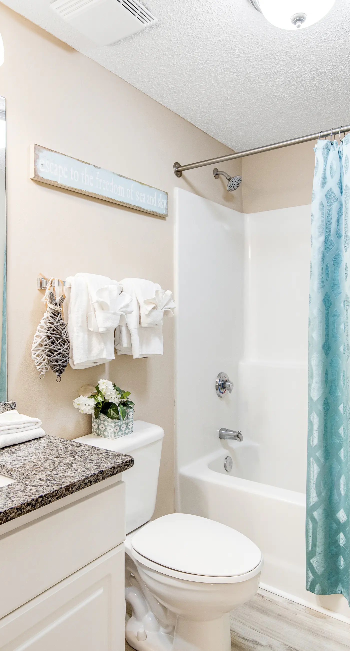 Beachfront condo on 10th floor w/shared pools (4), hot tub, tennis - great views