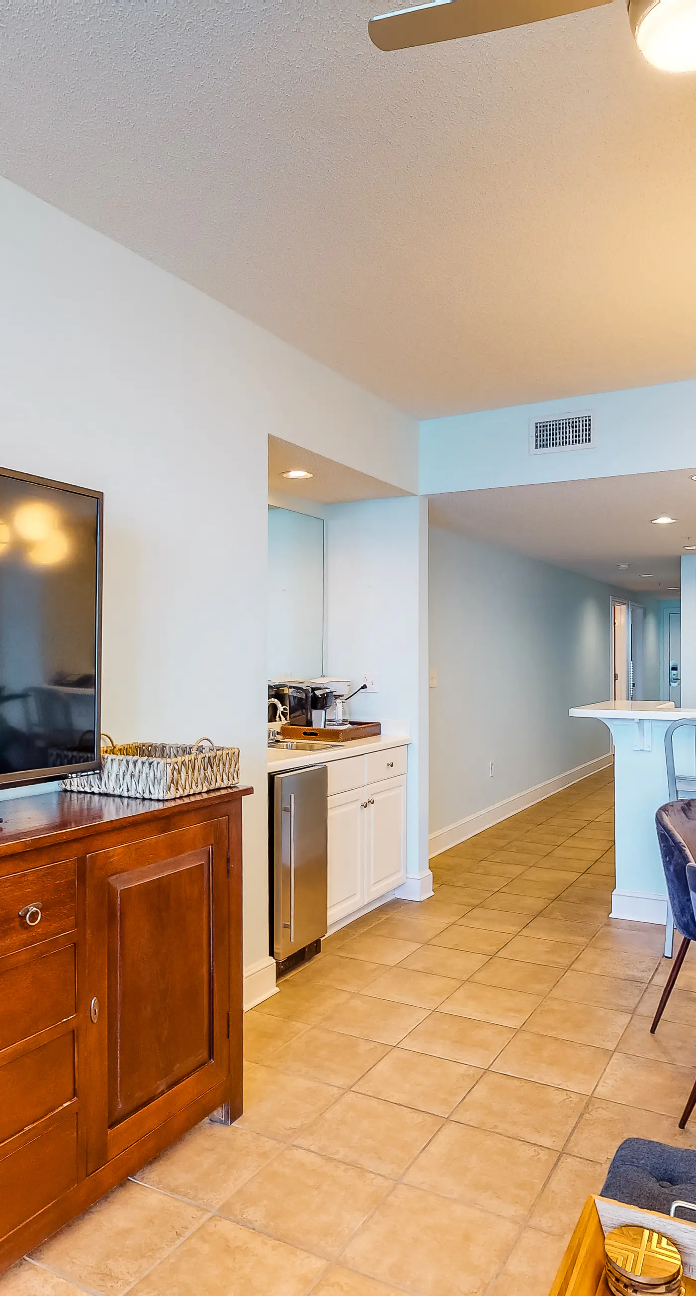 Gorgeous beachfront condo with beach access, 4 pools, hot tub, ocean views