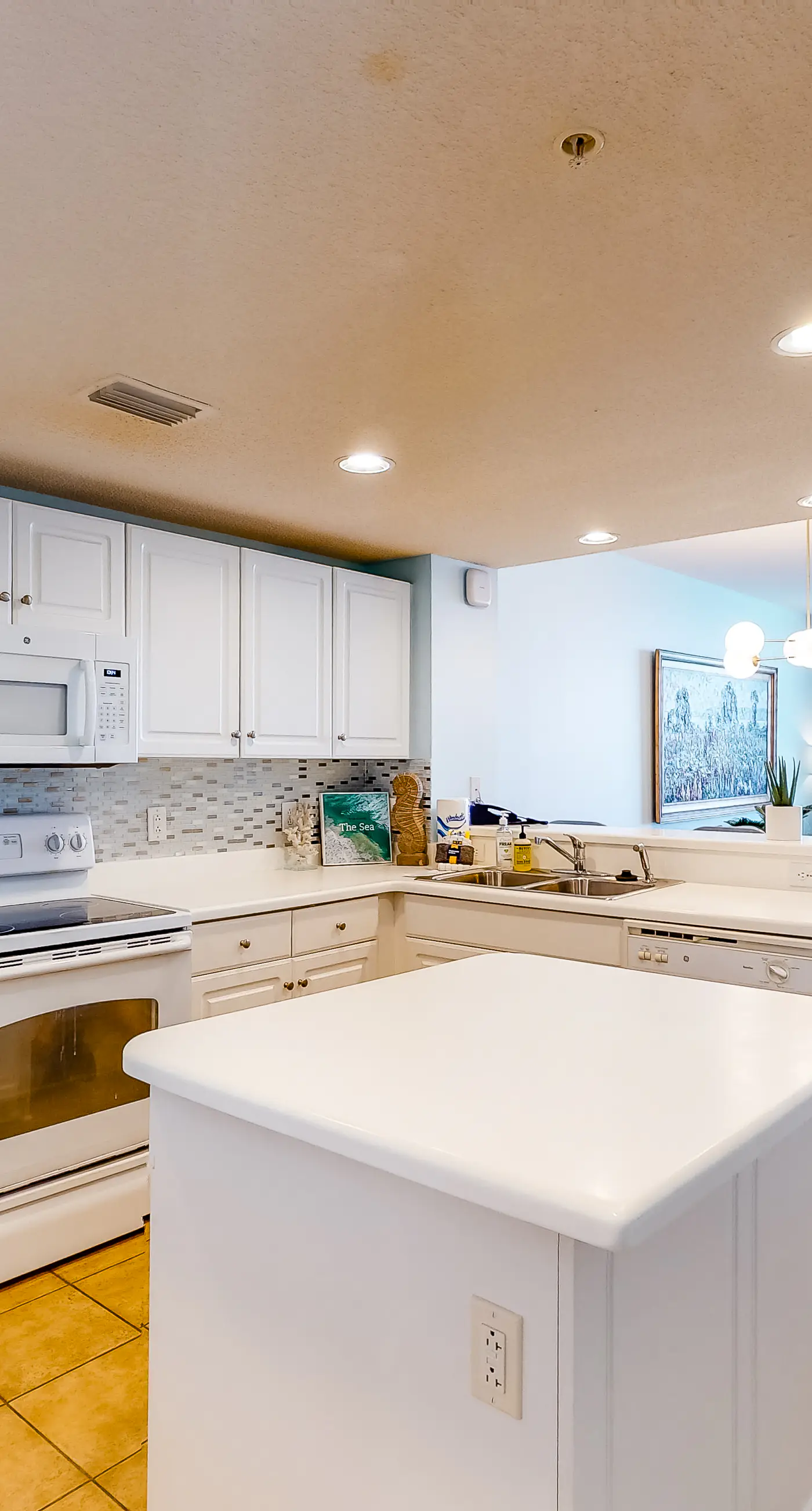 Gorgeous beachfront condo with beach access, 4 pools, hot tub, ocean views