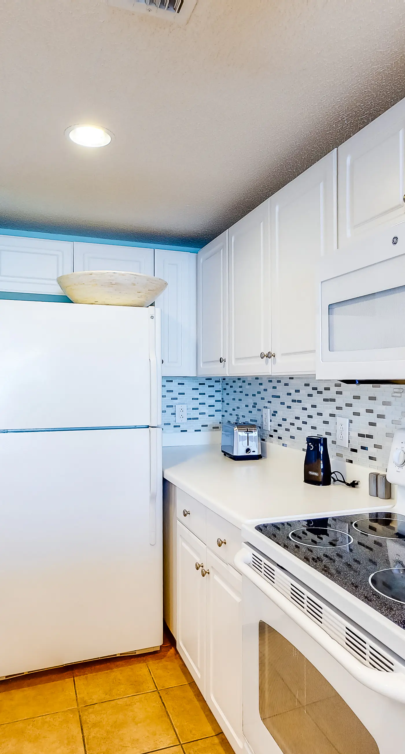 Gorgeous beachfront condo with beach access, 4 pools, hot tub, ocean views