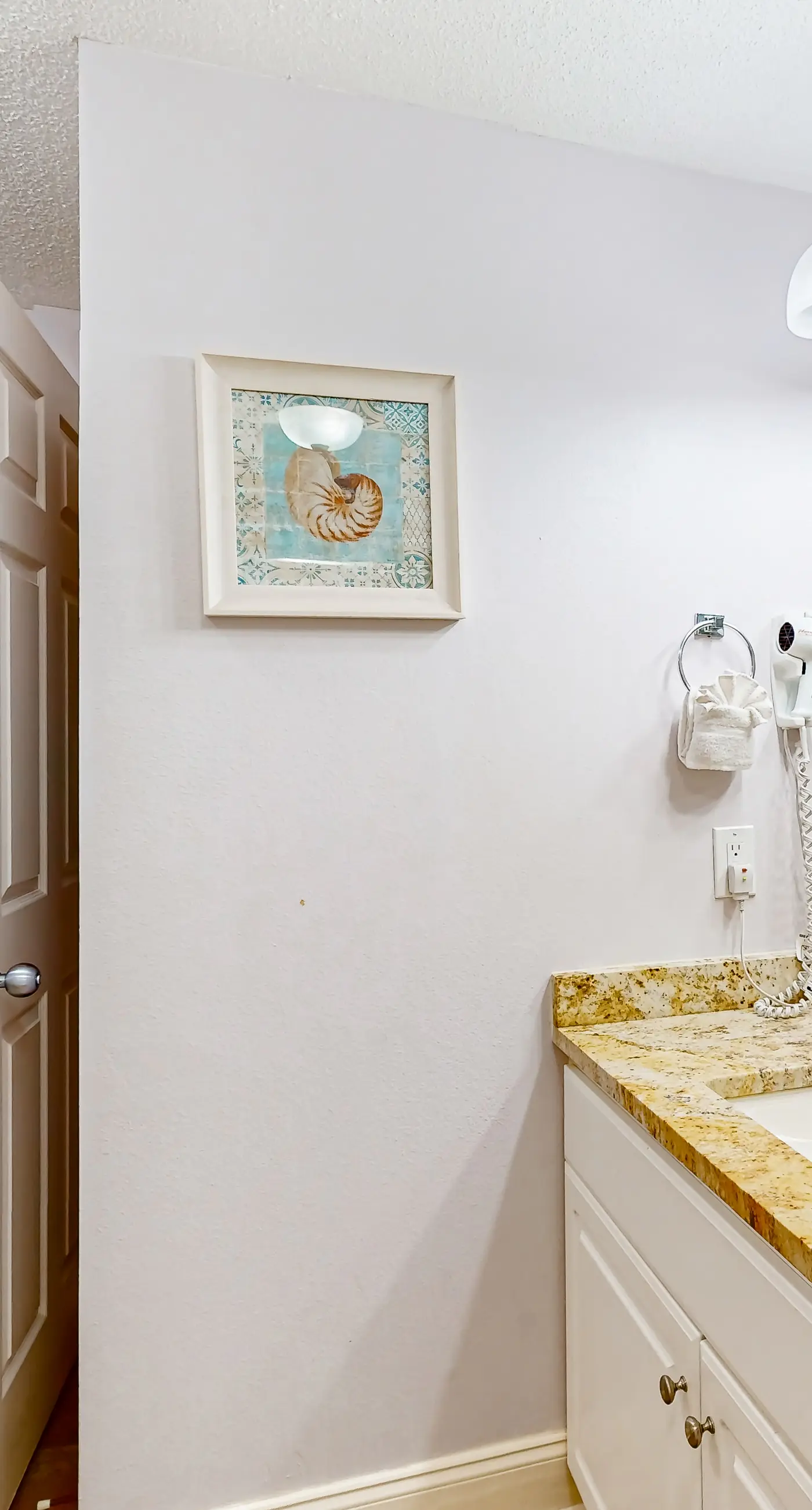 Oceanfront resort w/ WiFi, pool, sauna, hot tub, tennis, & views