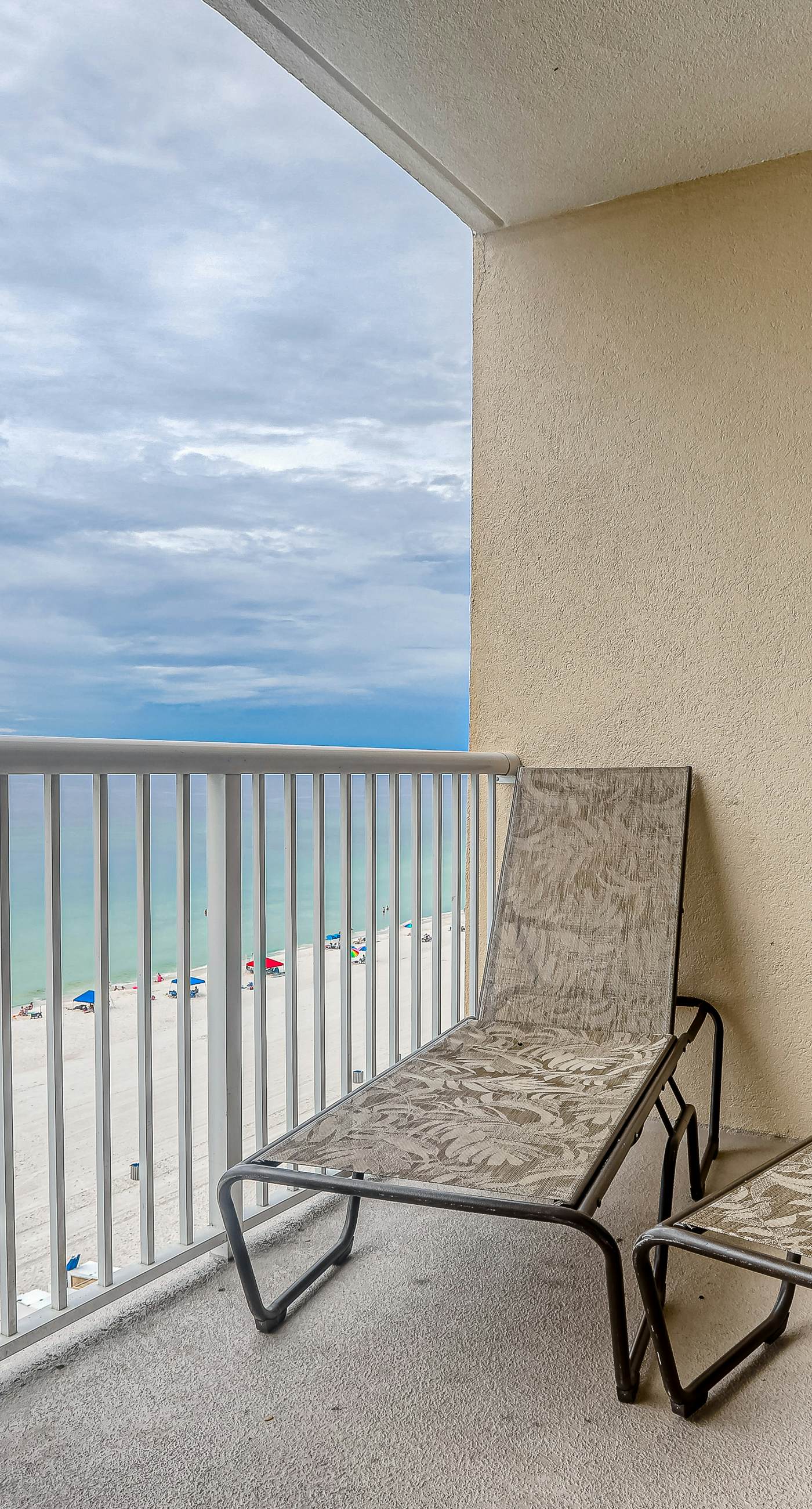 7th-floor Gulf-front beach-view condo with balcony, on-site pools, hot tub, gym