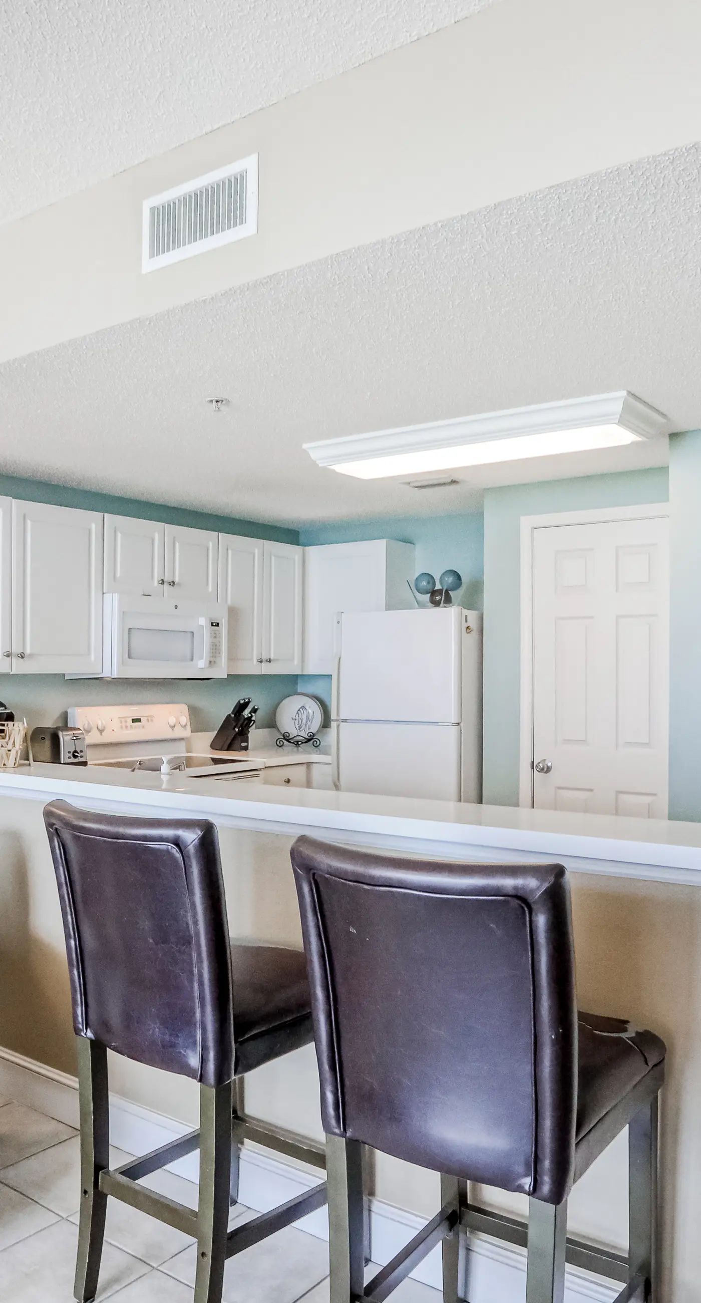 7th-floor Gulf-front beach-view condo with balcony, on-site pools, hot tub, gym