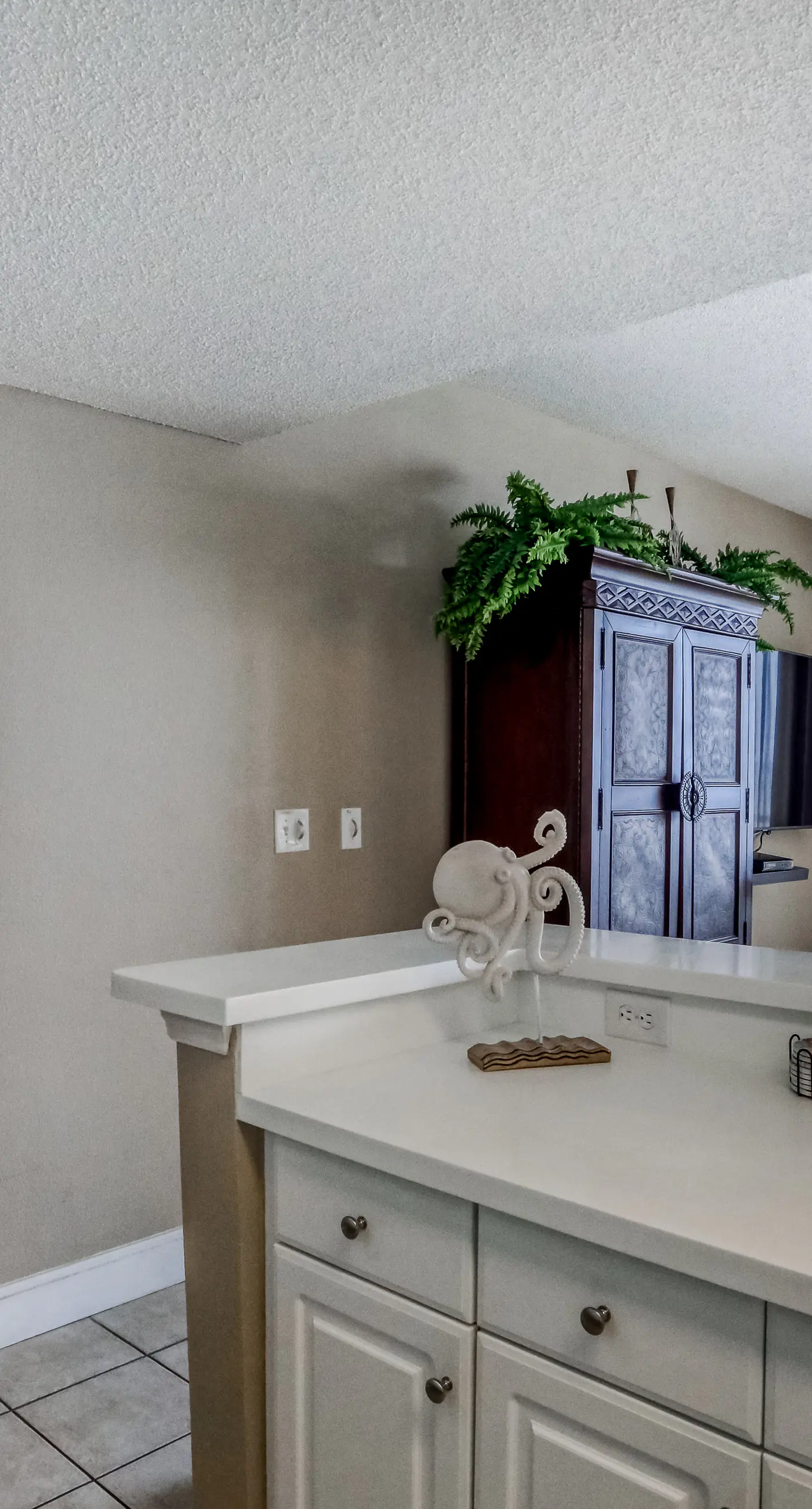 7th-floor Gulf-front beach-view condo with balcony, on-site pools, hot tub, gym