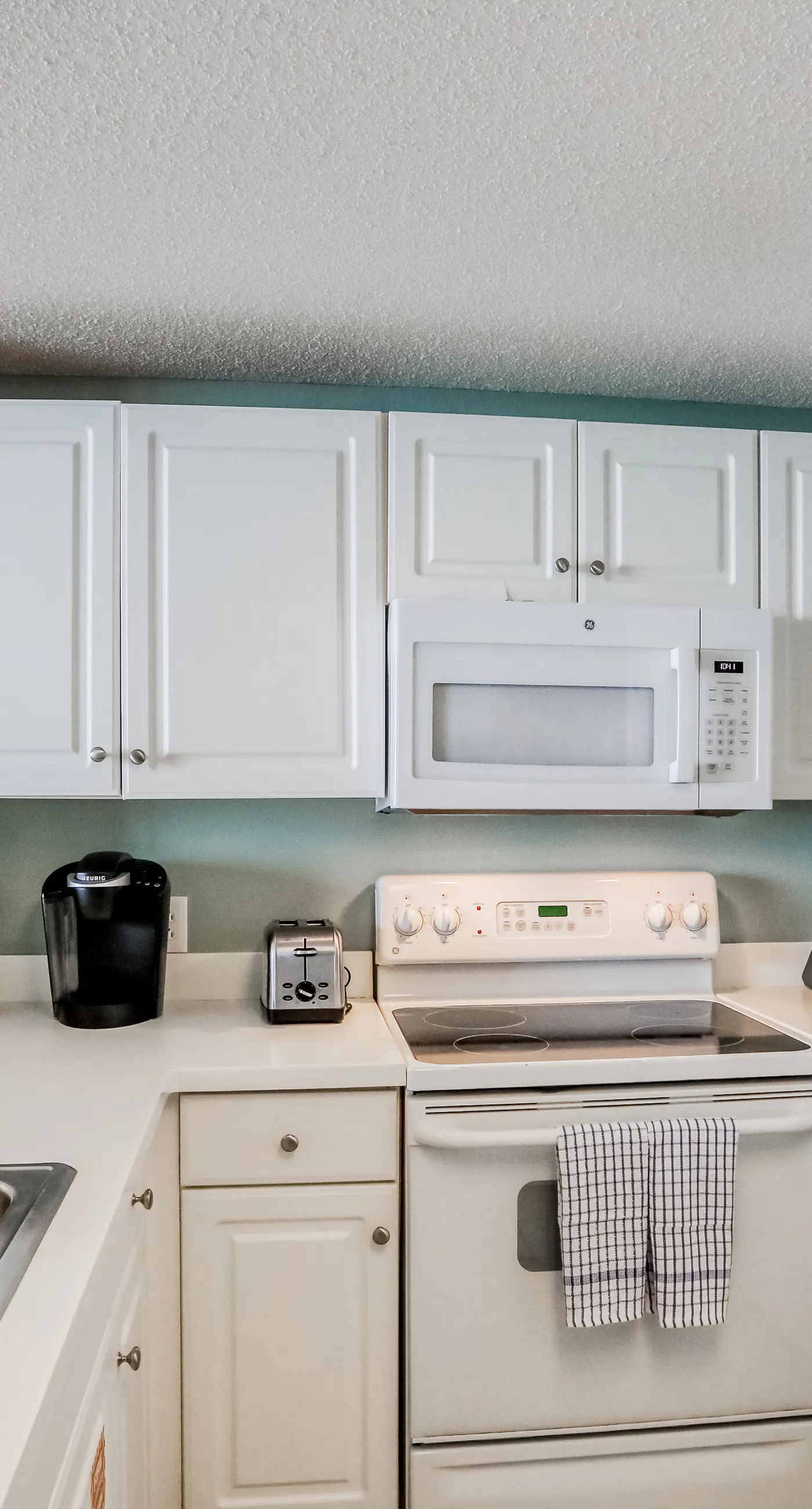 7th-floor Gulf-front beach-view condo with balcony, on-site pools, hot tub, gym