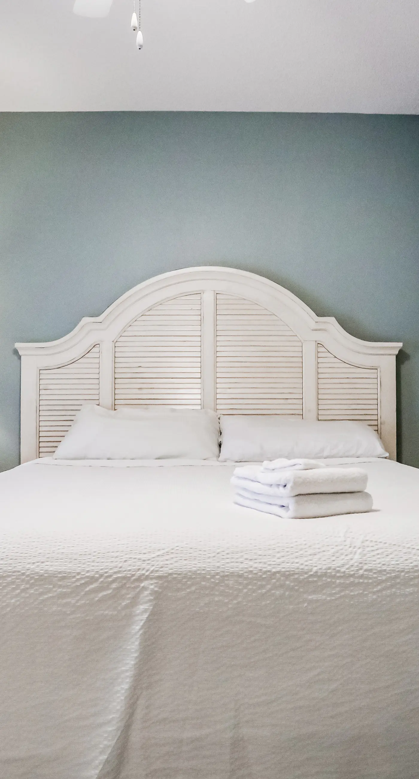 7th-floor Gulf-front beach-view condo with balcony, on-site pools, hot tub, gym