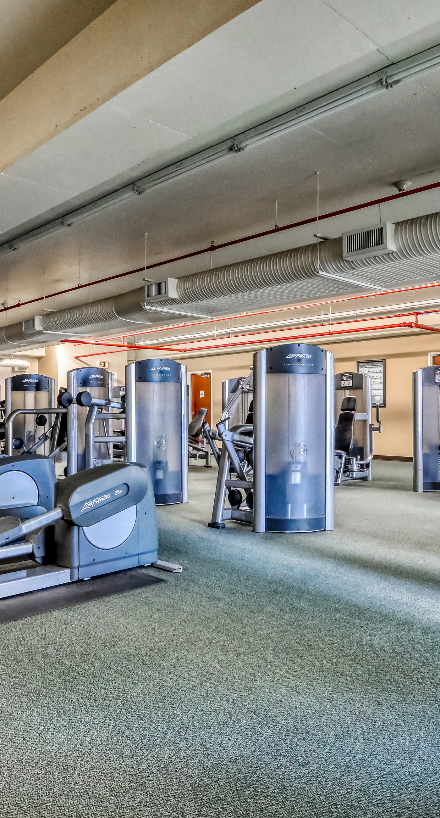 7th-floor Gulf-front beach-view condo with balcony, on-site pools, hot tub, gym