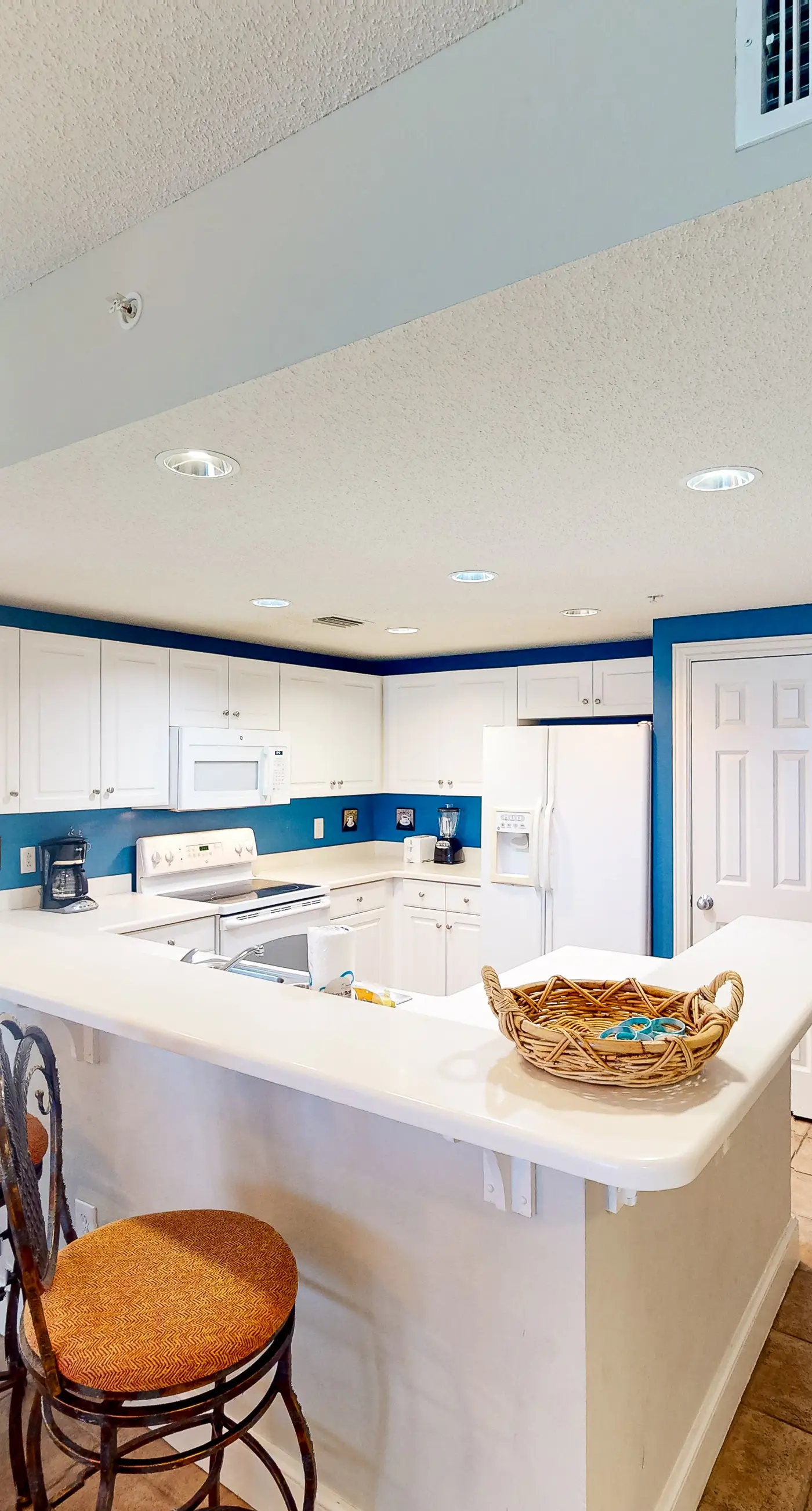 Gulf-front condo with 4 pools, movie theatre, game room, 3 hot tubs, tennis, W/D