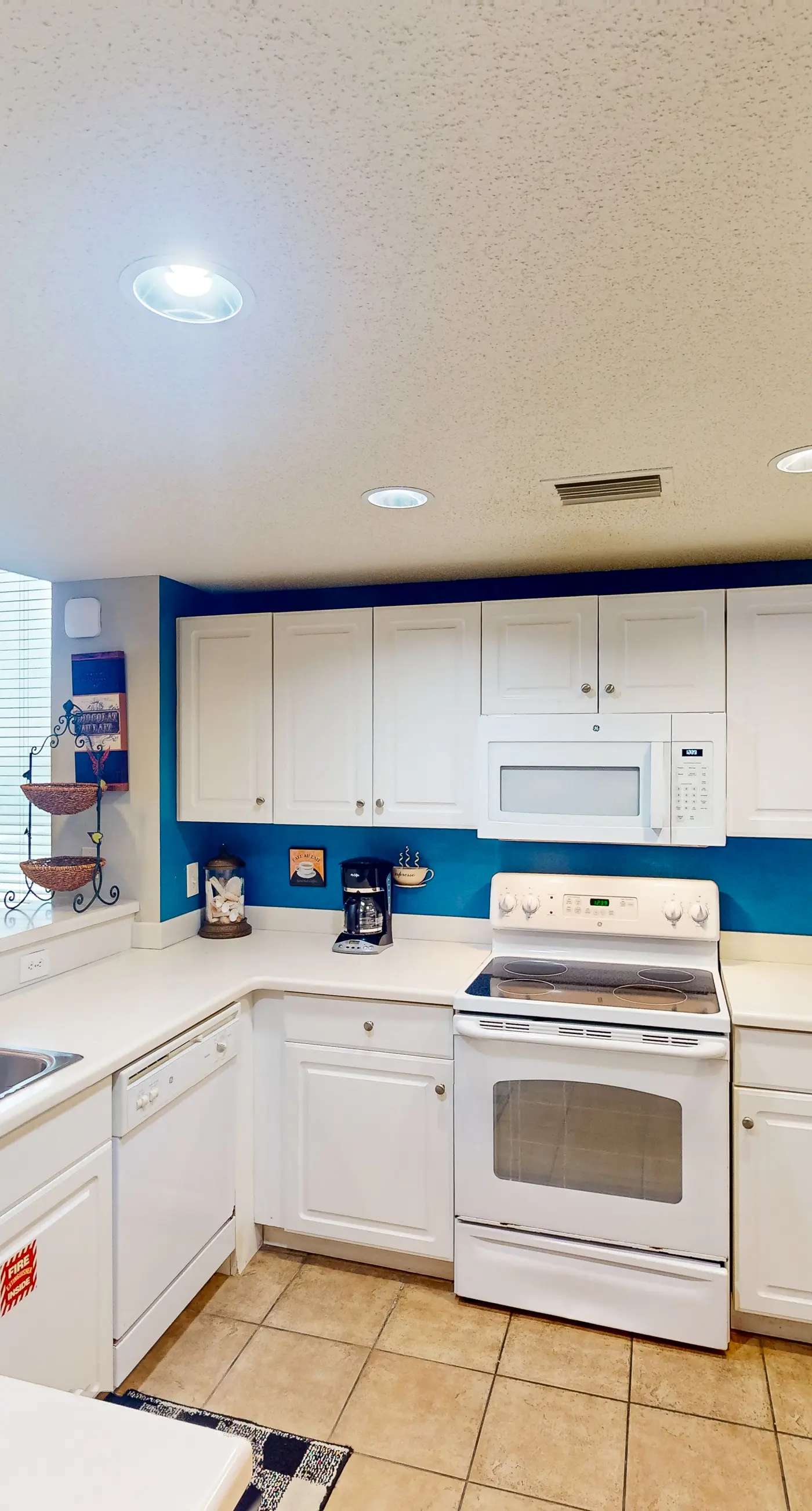 Gulf-front condo with 4 pools, movie theatre, game room, 3 hot tubs, tennis, W/D