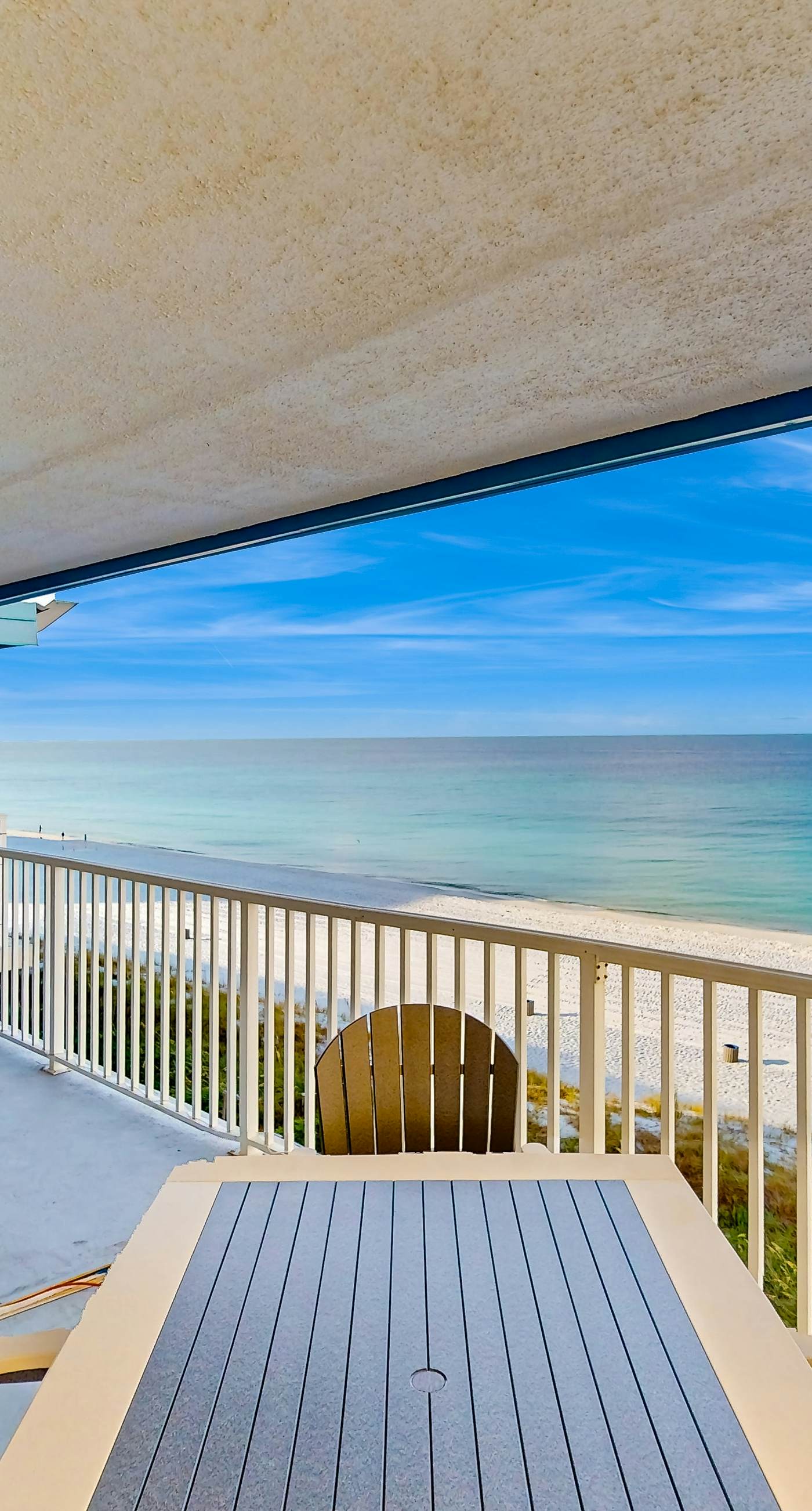 Oceanfront condo with wrap-around balcony, shared pool, tennis, WiFi