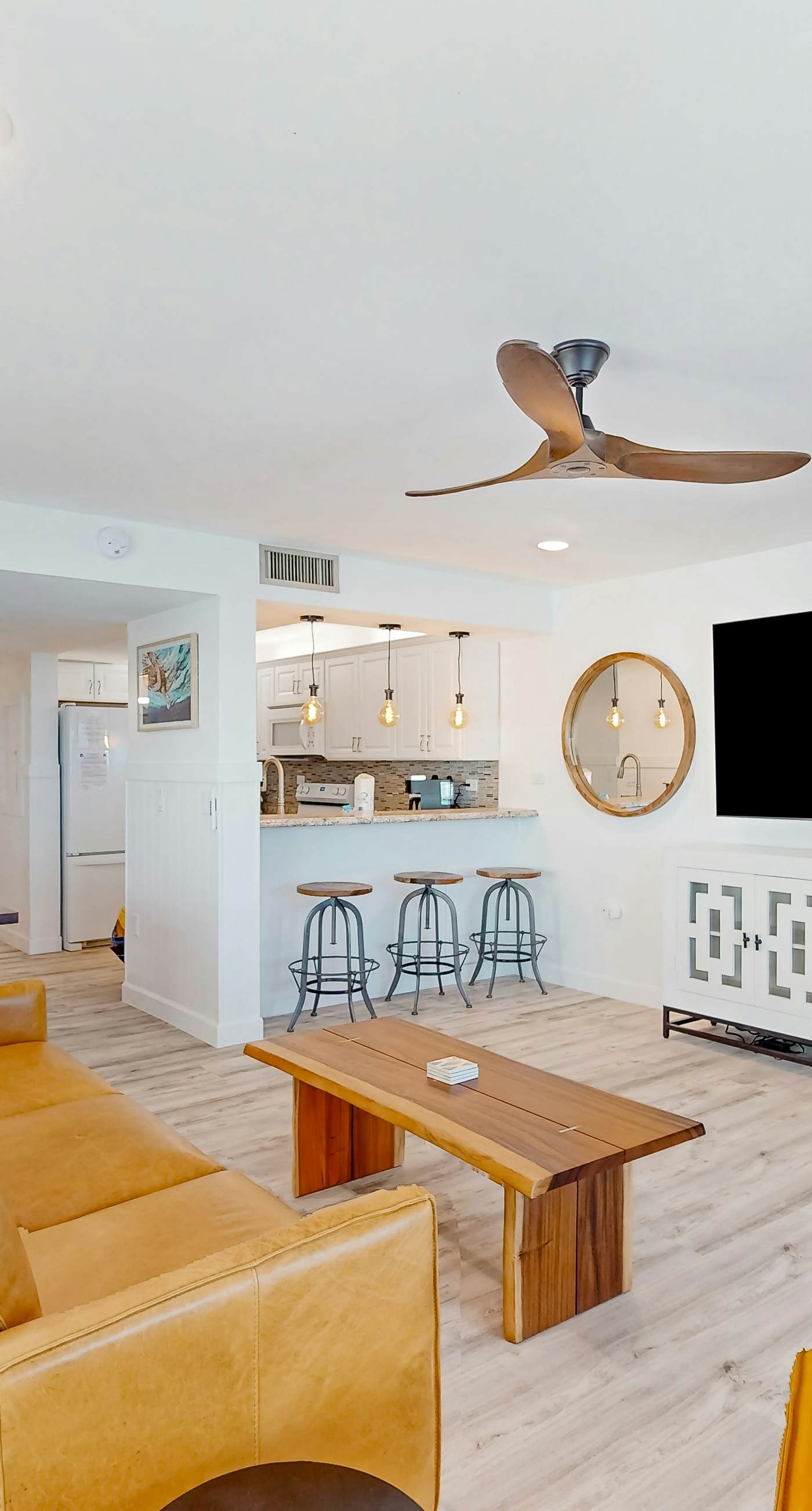 Oceanfront condo with wrap-around balcony, shared pool, tennis, WiFi