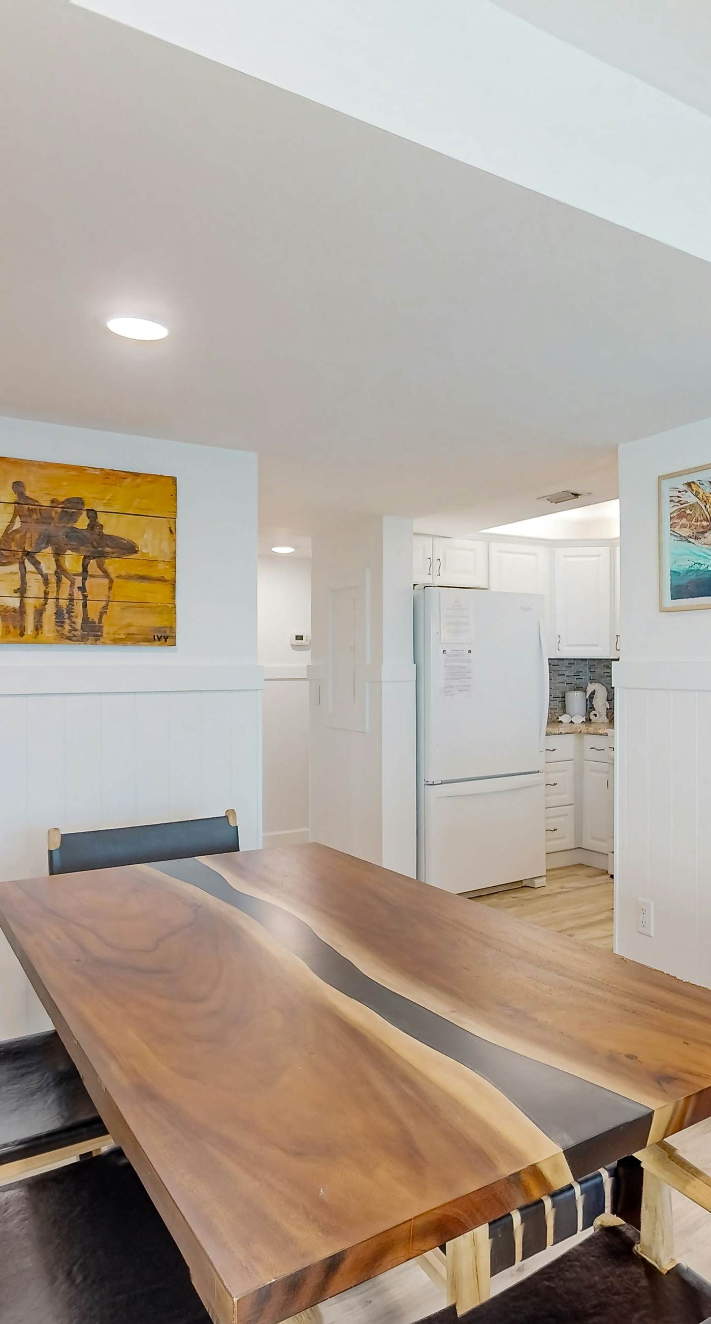 Oceanfront condo with wrap-around balcony, shared pool, tennis, WiFi