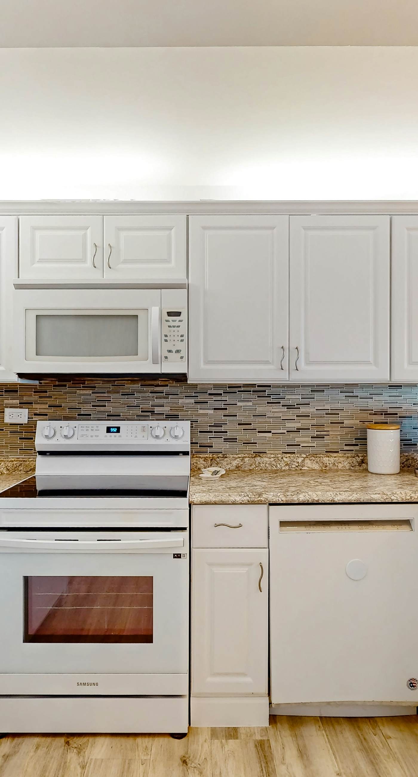 Oceanfront condo with wrap-around balcony, shared pool, tennis, WiFi