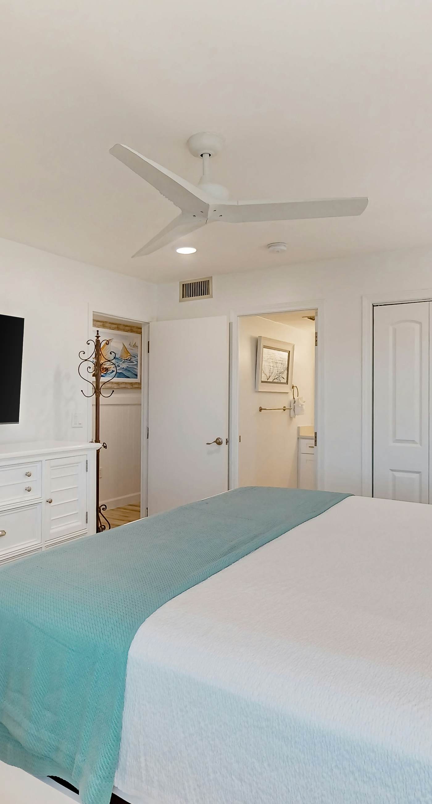 Oceanfront condo with wrap-around balcony, shared pool, tennis, WiFi