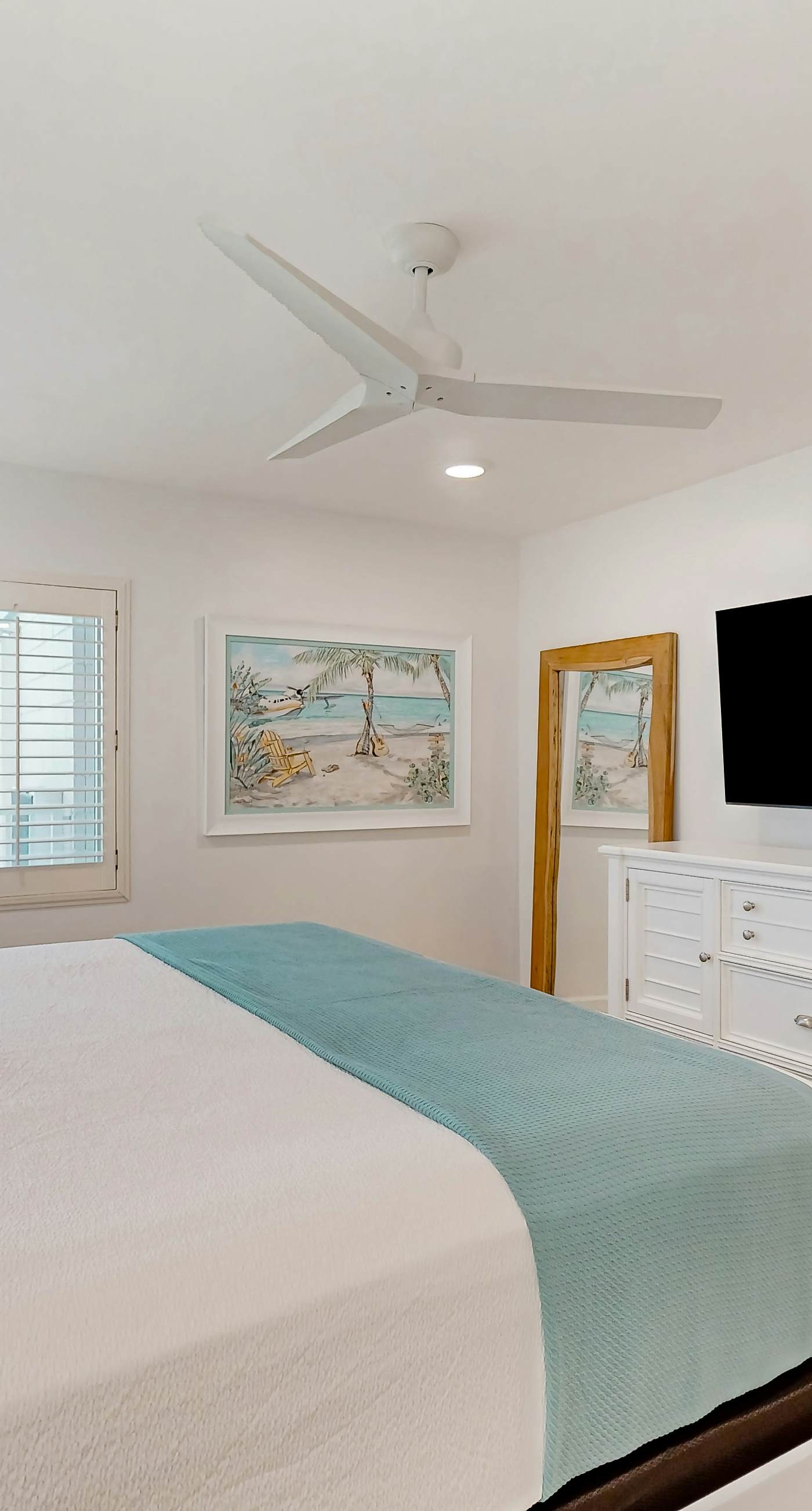 Oceanfront condo with wrap-around balcony, shared pool, tennis, WiFi