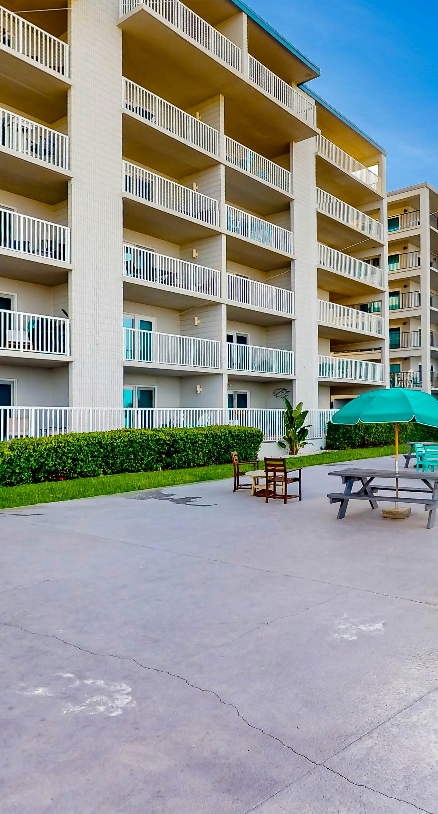 Oceanfront condo with wrap-around balcony, shared pool, tennis, WiFi