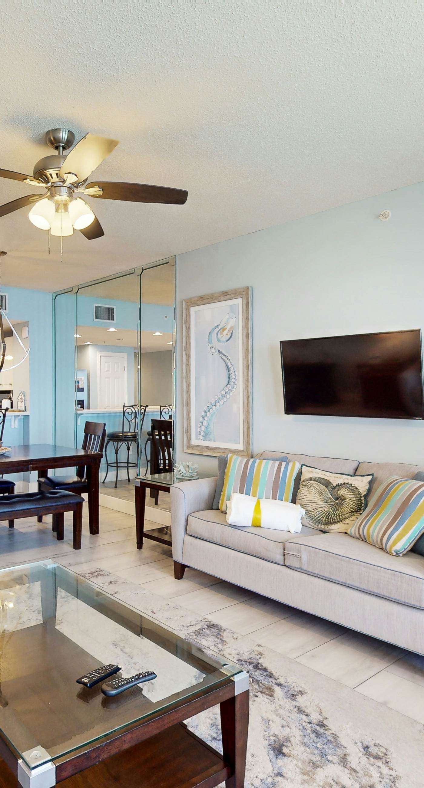 19th floor oceanfront condo w/ shared pool & hot tub, and high-speed WiFi