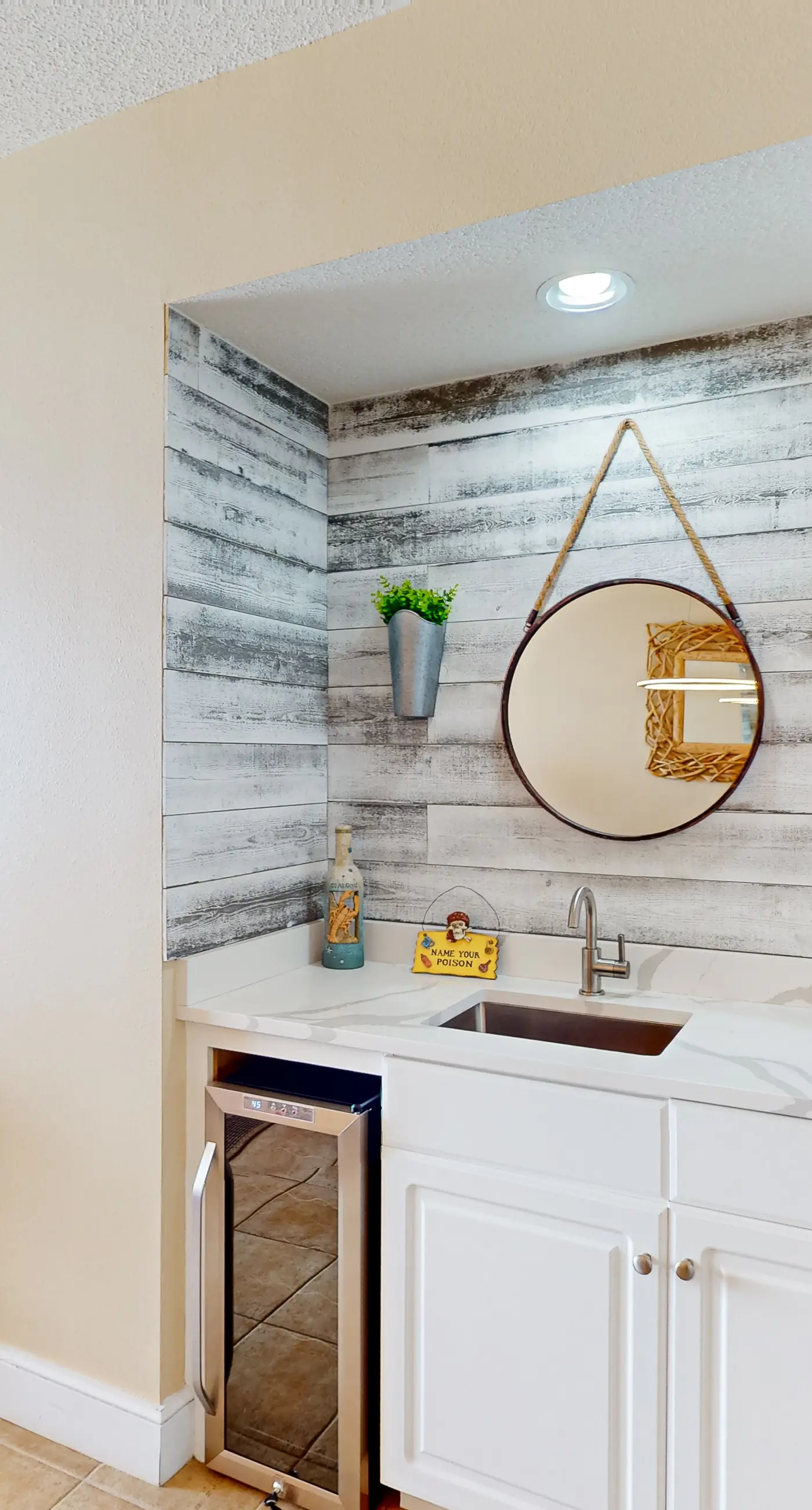 21st-floor condo in Gulf-front resort with pool, hot tub, washer/dryer, & AC