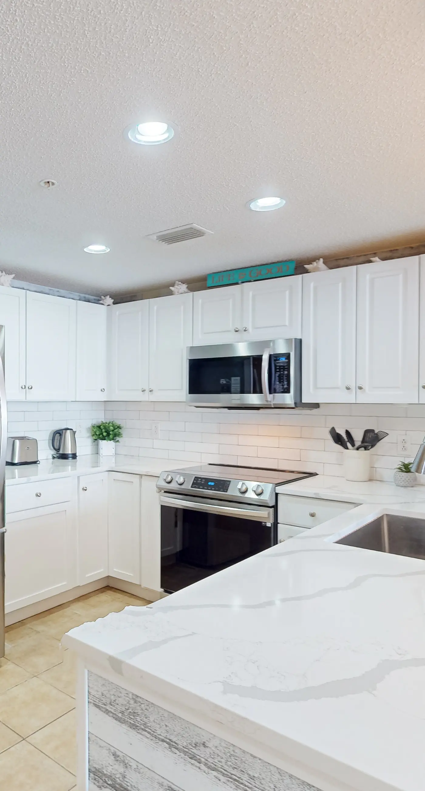 21st-floor condo in Gulf-front resort with pool, hot tub, washer/dryer, & AC