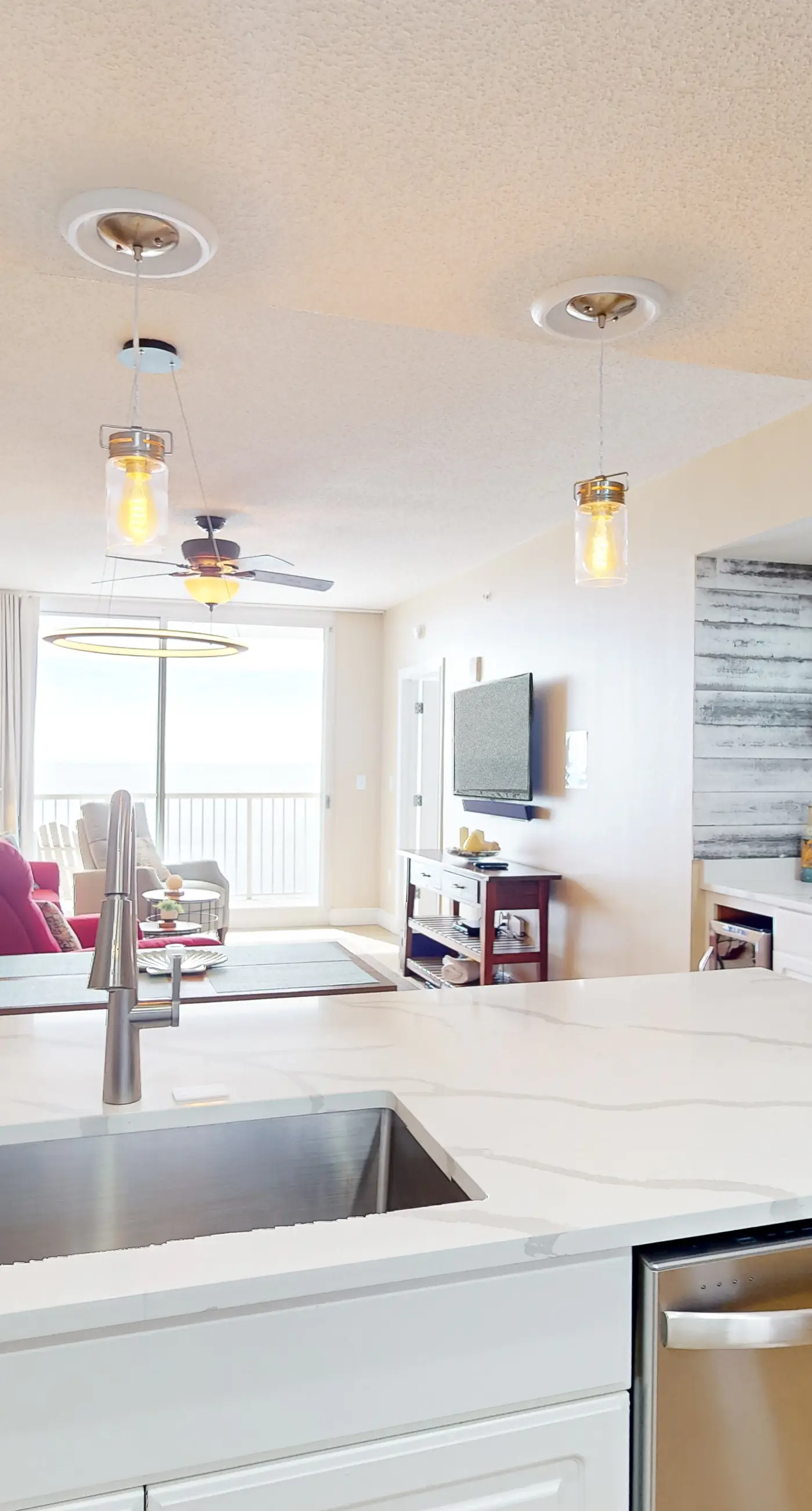 21st-floor condo in Gulf-front resort with pool, hot tub, washer/dryer, & AC