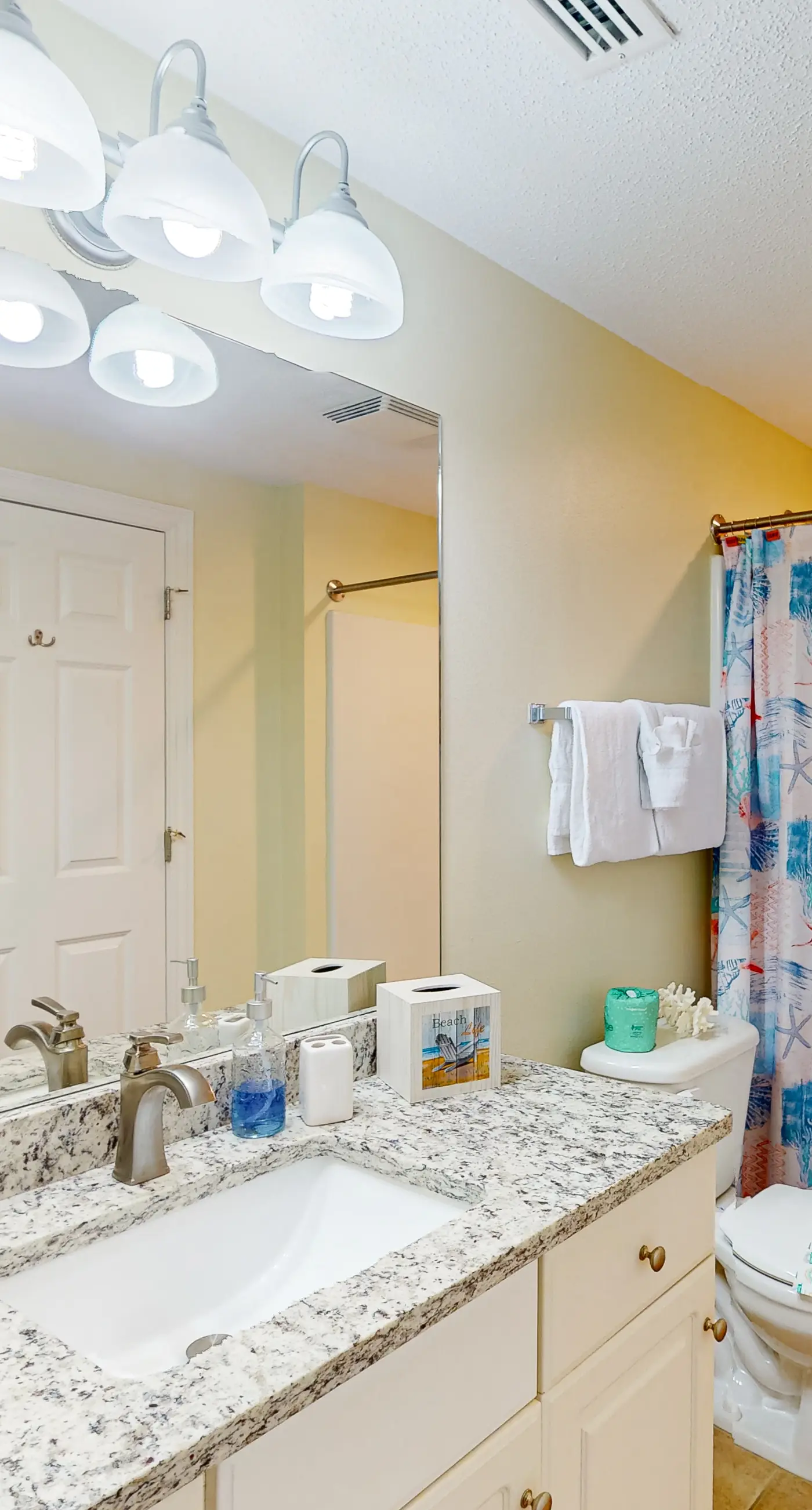 21st-floor condo in Gulf-front resort with pool, hot tub, washer/dryer, & AC