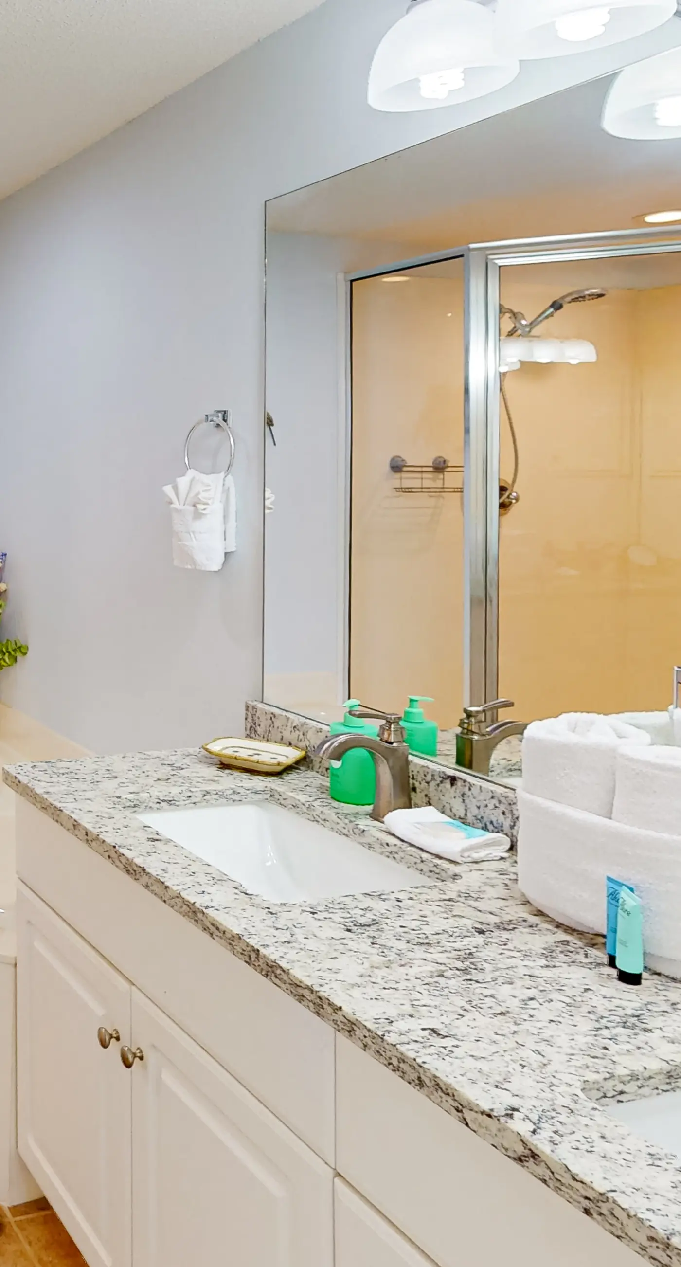 21st-floor condo in Gulf-front resort with pool, hot tub, washer/dryer, & AC