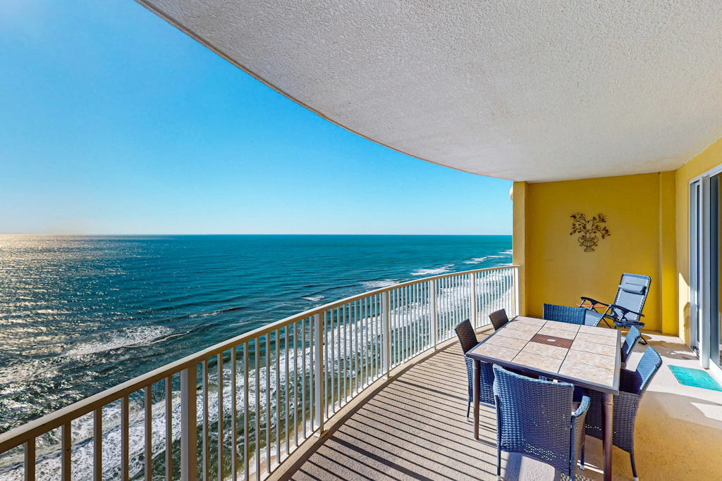 High-rise condo with pool, hot tub, central AC, & free WiFi