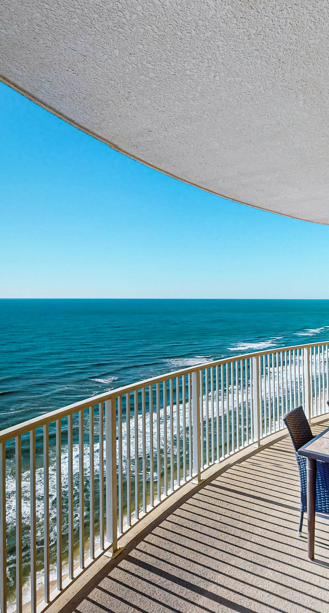 High-rise condo with pool, hot tub, central AC, & free WiFi