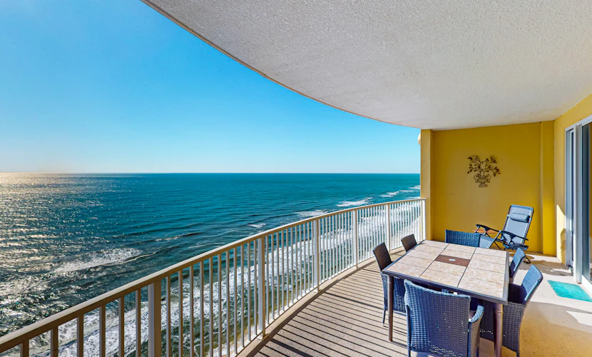 High-rise condo with pool, hot tub, central AC, & free WiFi